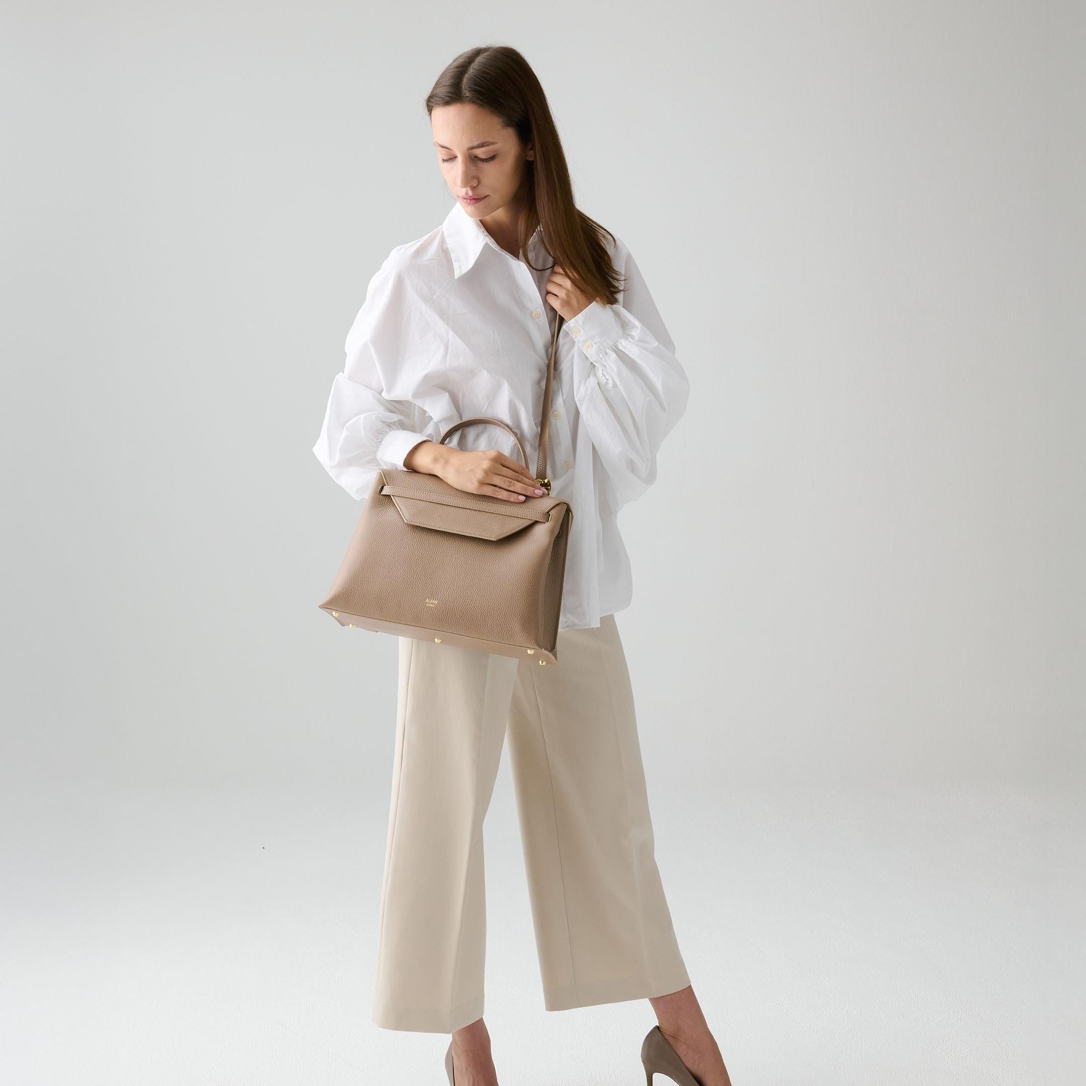 ALEMI Zurich | VIADUKT DAY | Laptop Bag | Greige | Soft Grain Leather | Model carrying bag by strap