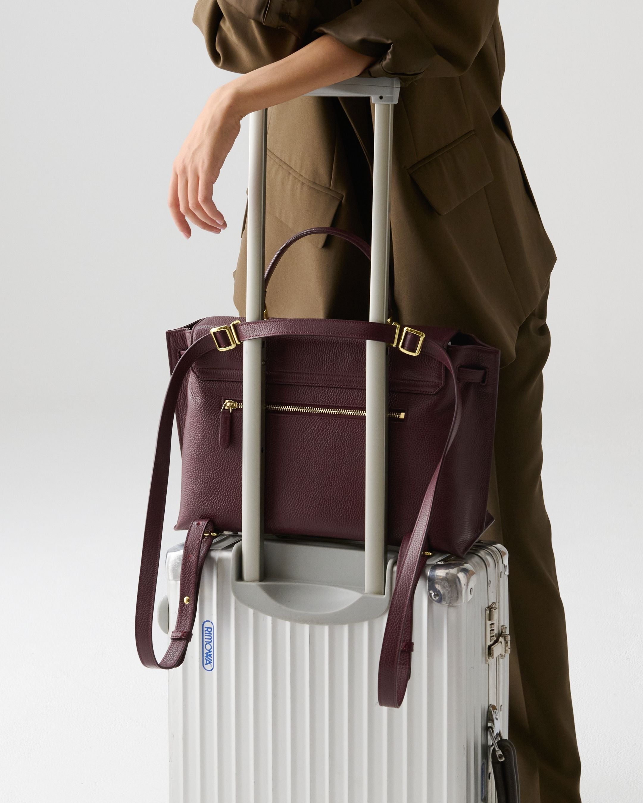 ALEMI Zurich | VIADUKT DAY | Laptop Bag | Maroon Red | Soft Grain Leather | Bag on luggage