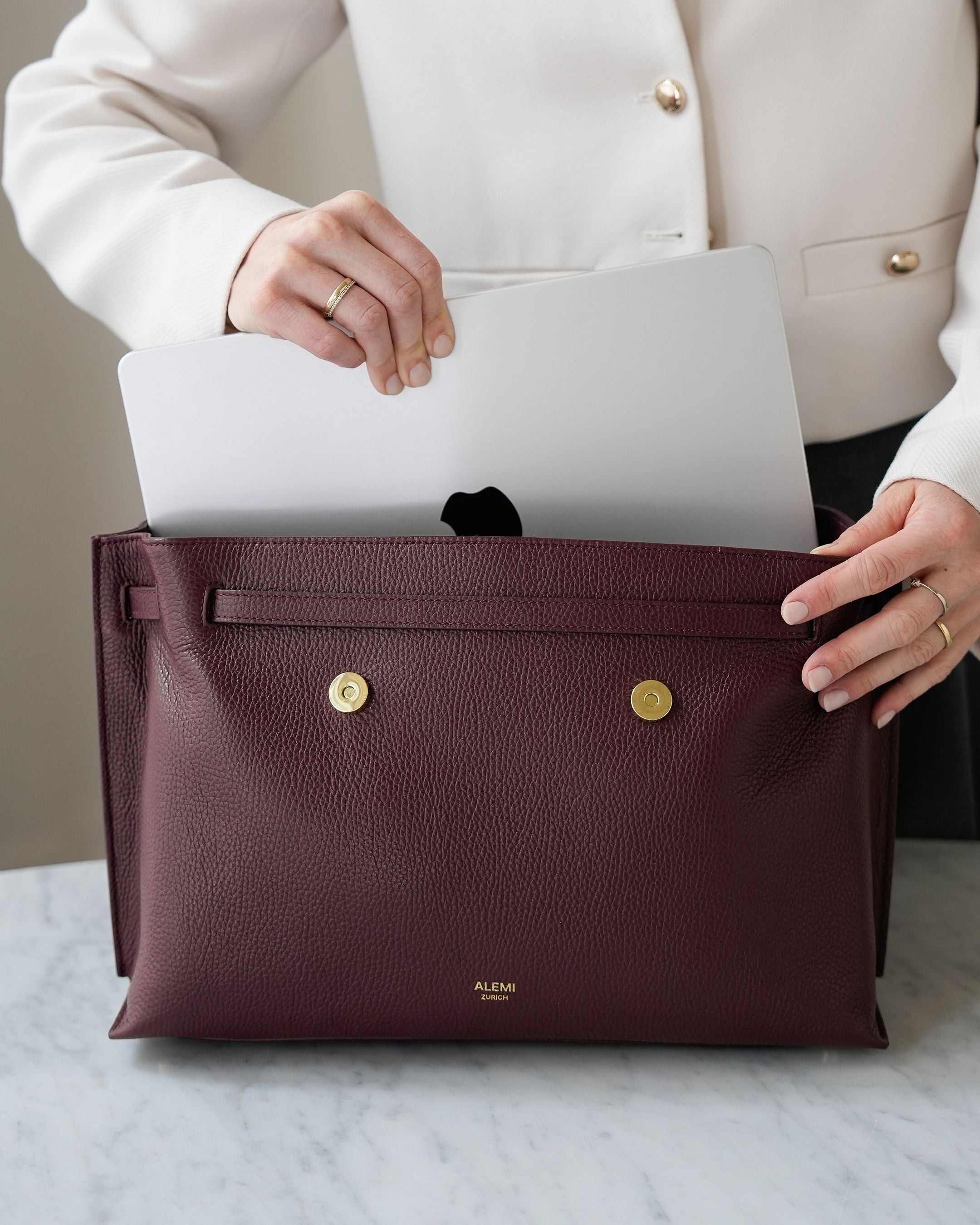 ALEMI Zurich | VIADUKT DAY | Laptop Bag | Maroon Red | Soft Grain Leather | Bag with laptop