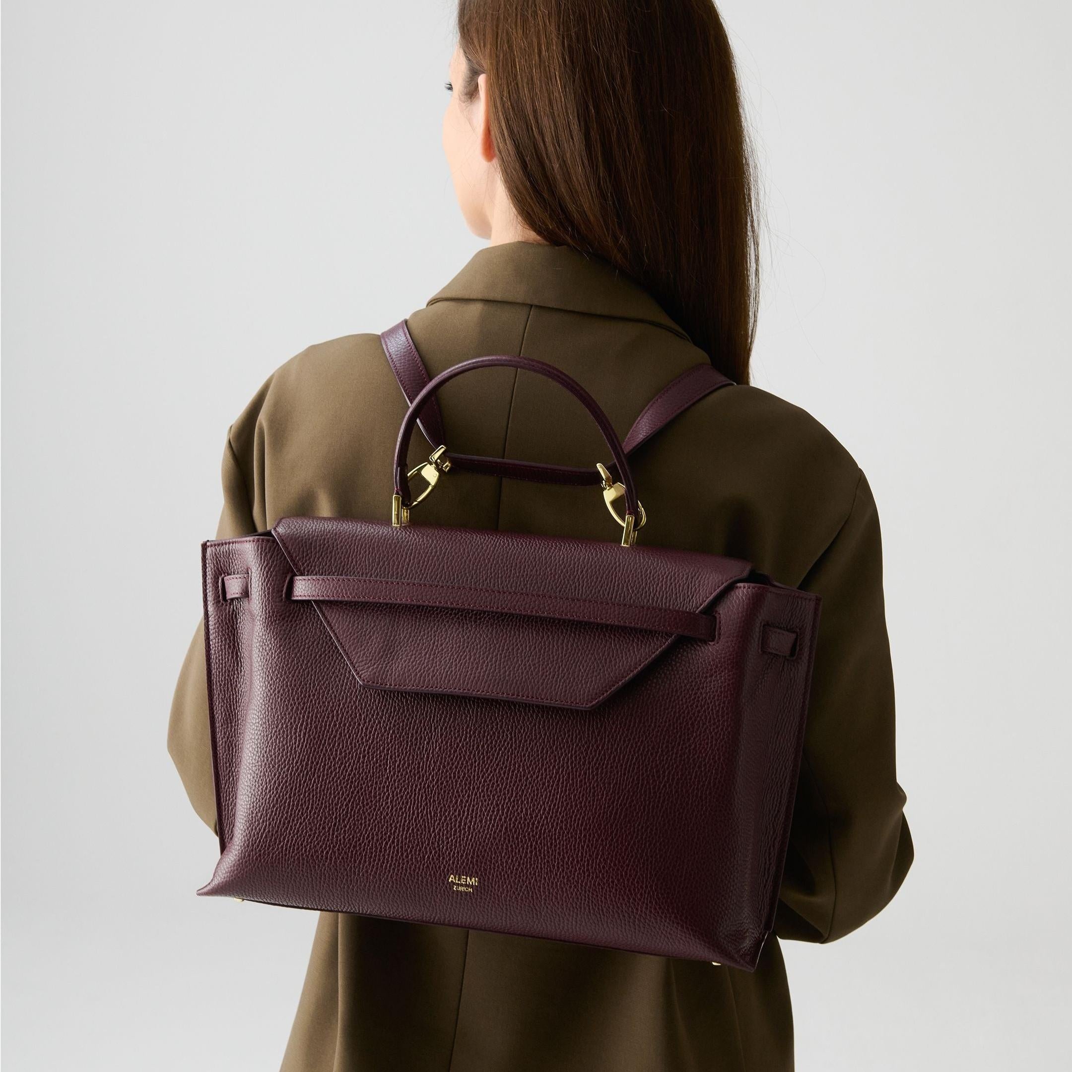 ALEMI Zurich | VIADUKT DAY | Laptop Bag | Maroon Red | Soft Grain Leather | Model carrying bag as backpack