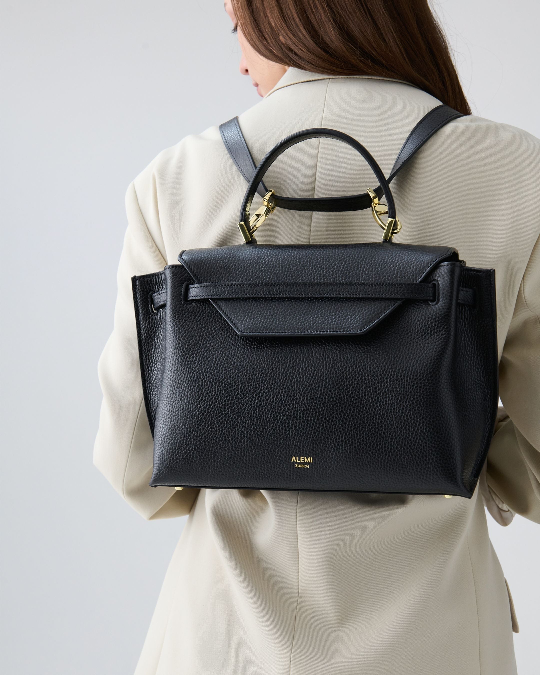ALEMI Zurich | VIADUKT | Small Bag | Black | Soft Grain Leather | Model carrying bag as backpack