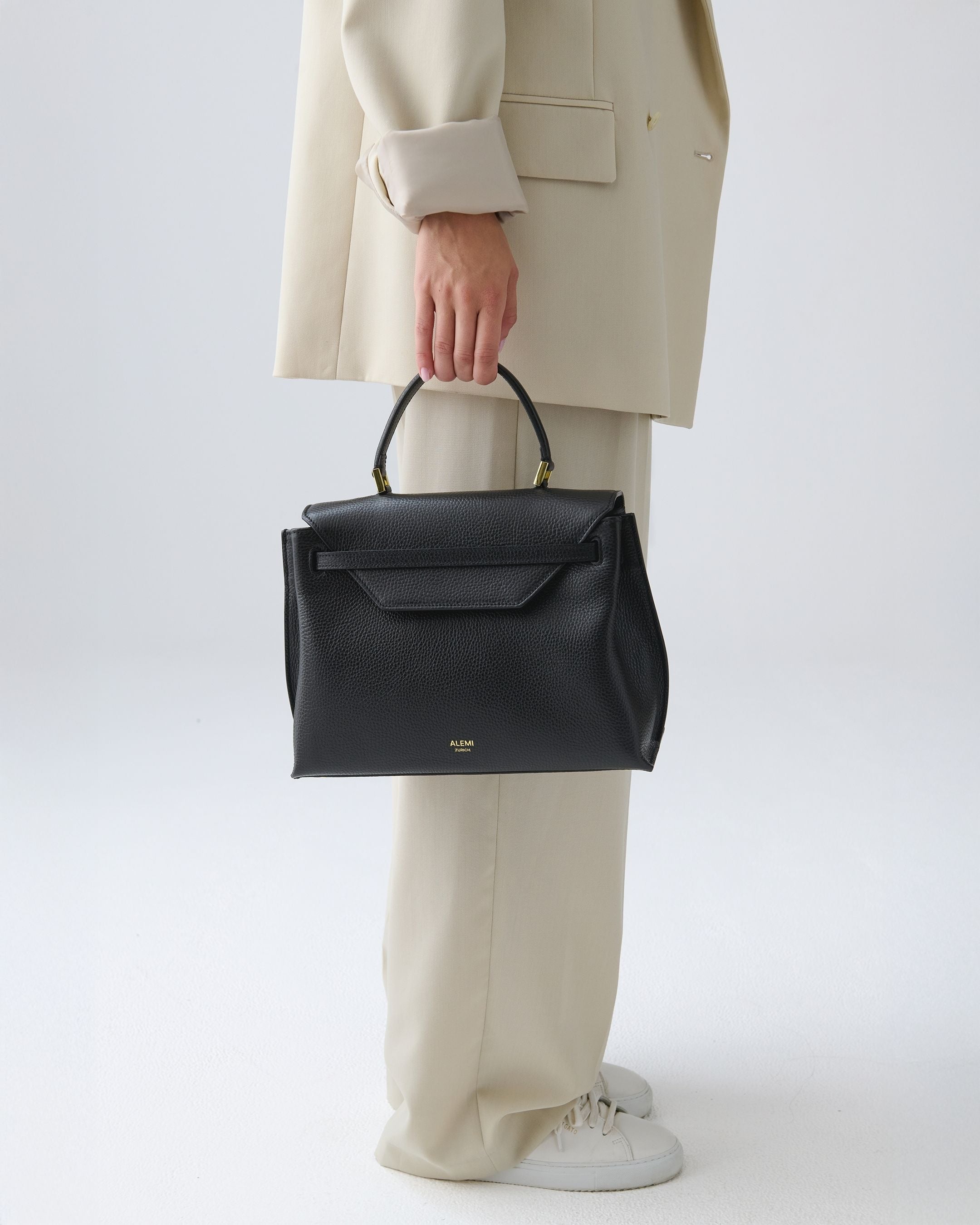 ALEMI Zurich | VIADUKT | Small Bag | Black | Soft Grain Leather | Model carrying bag by handle
