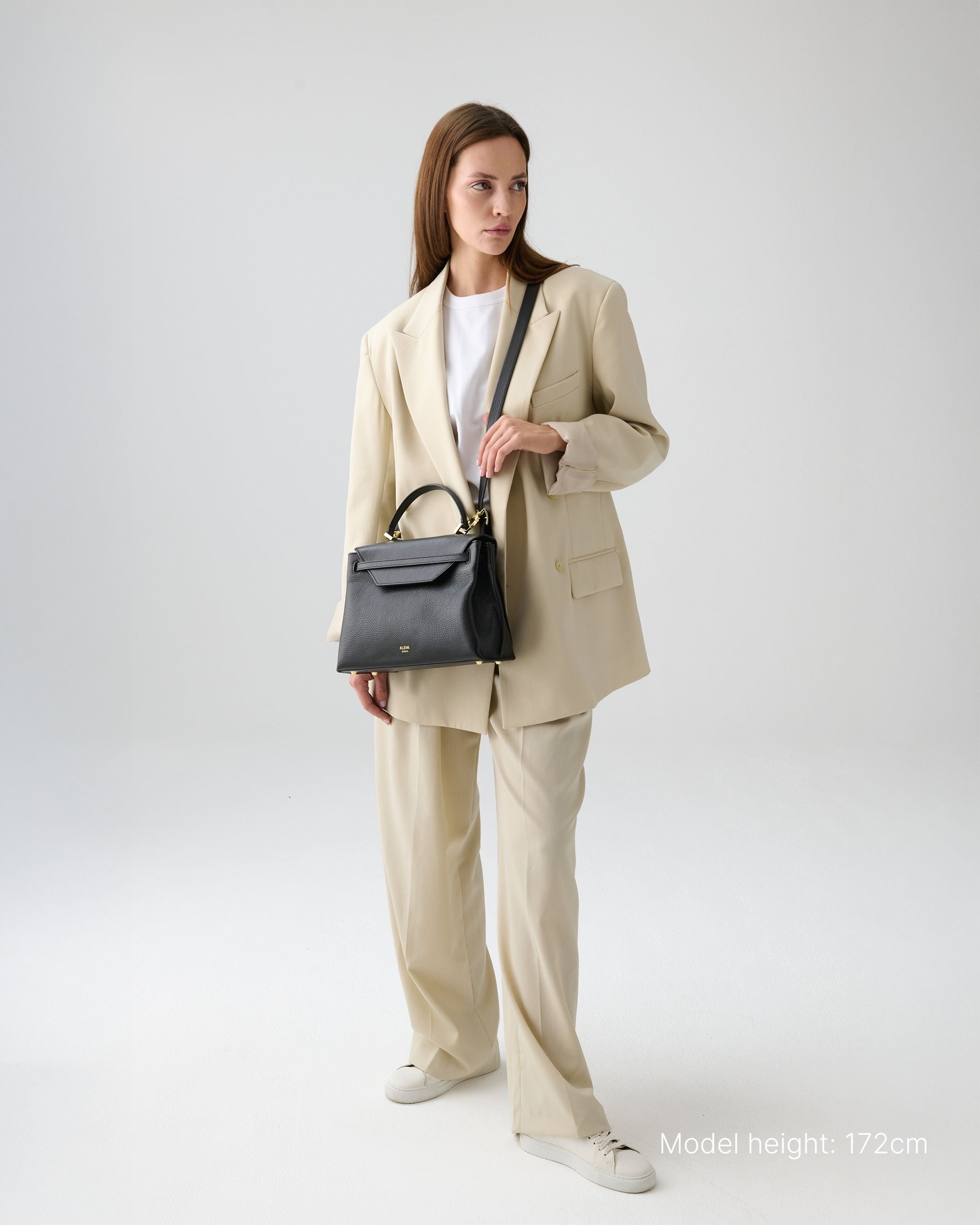 ALEMI Zurich | VIADUKT | Small Bag | Black | Soft Grain Leather | Model carrying bag by strap