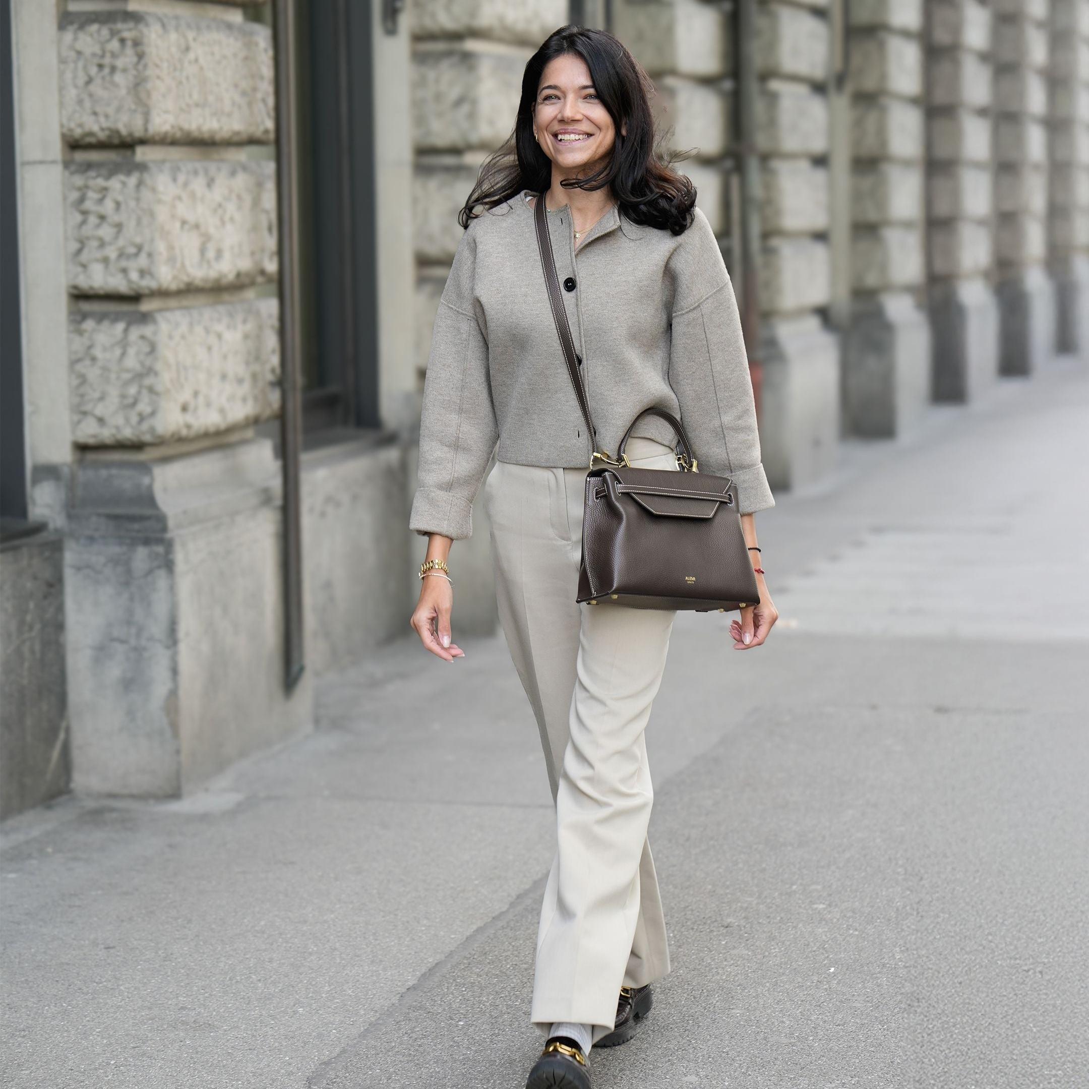 ALEMI Zurich | VIADUKT | Small Bag | Dark Brown | Soft Grain Leather | Bag cross-body on model