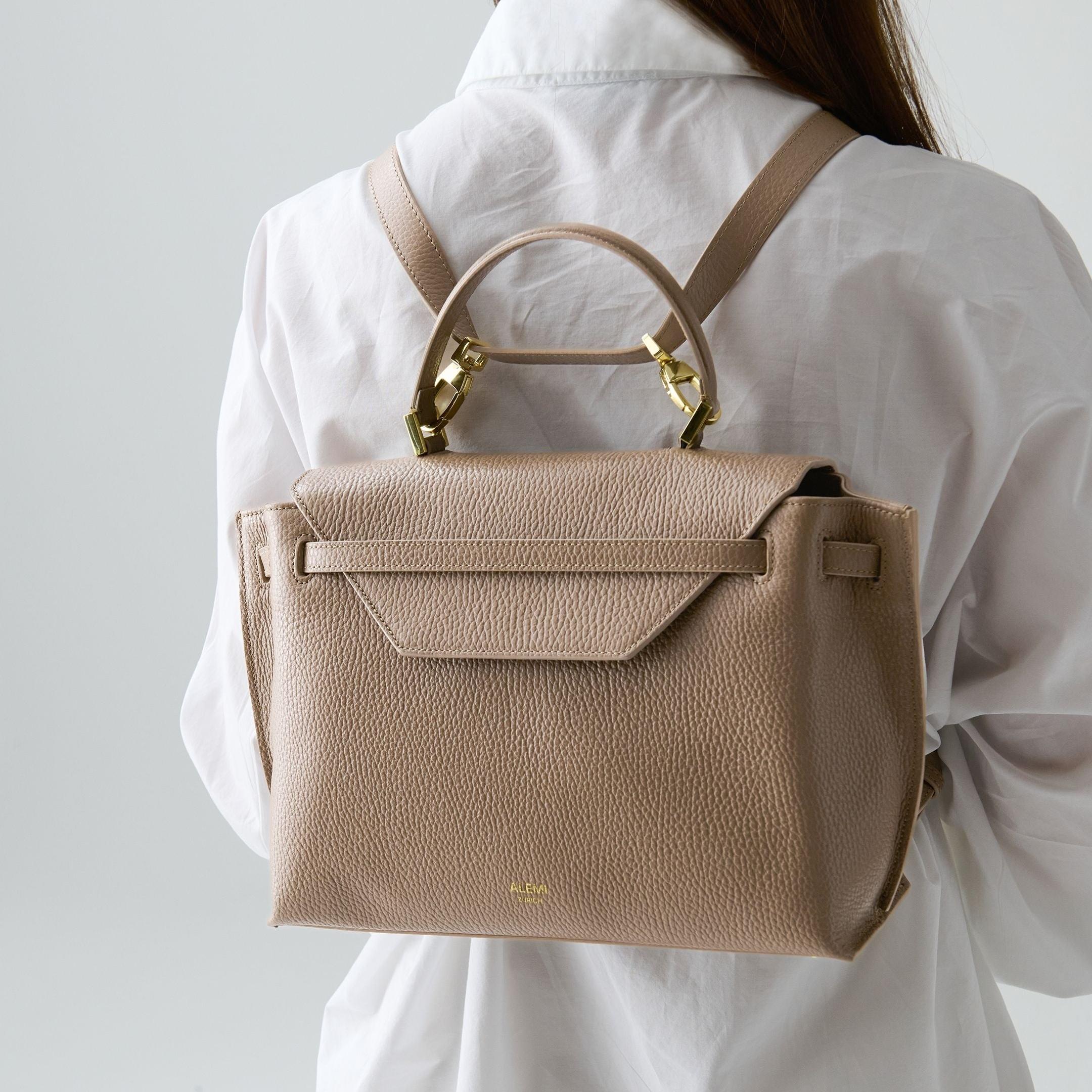 ALEMI Zurich | VIADUKT | Small Bag | Greige | Soft Grain Leather | Model carrying bag as backpack