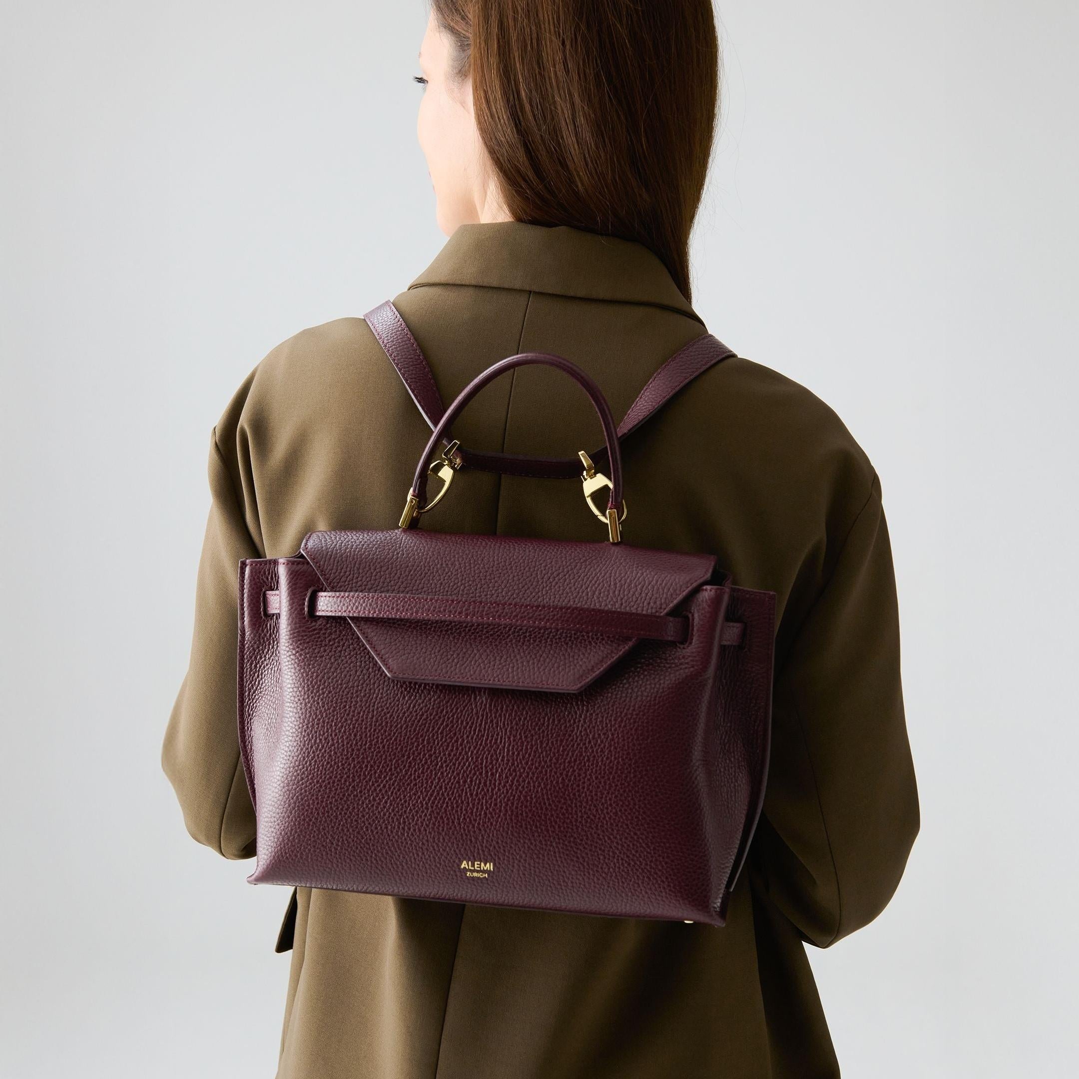 ALEMI Zurich | VIADUKT | Small Bag | Maroon Red | Soft Grain Leather | Model carrying bag as backpack