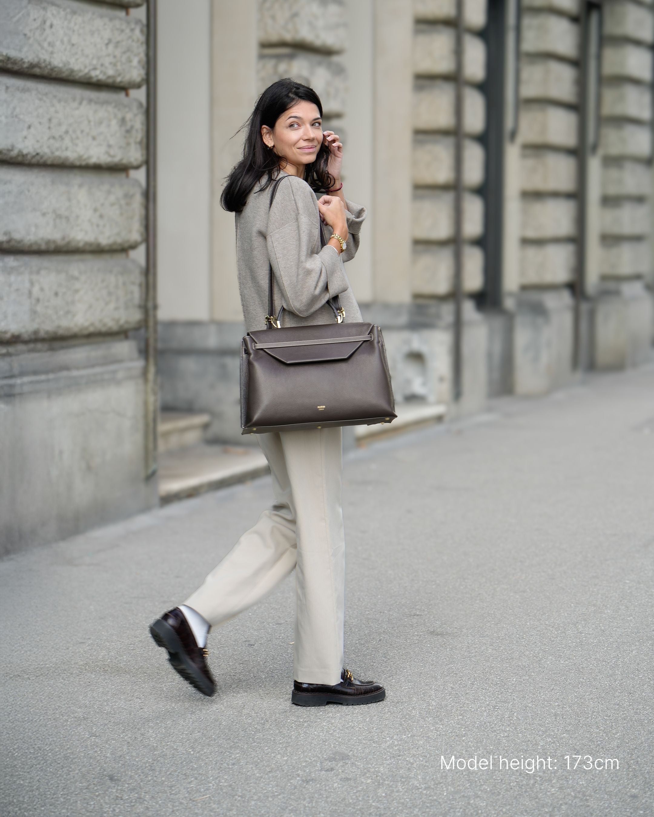 ALEMI Zurich | VIADUKT WORK | Laptop Bag | Dark Brown | Soft Grain Leather | Bag on Model