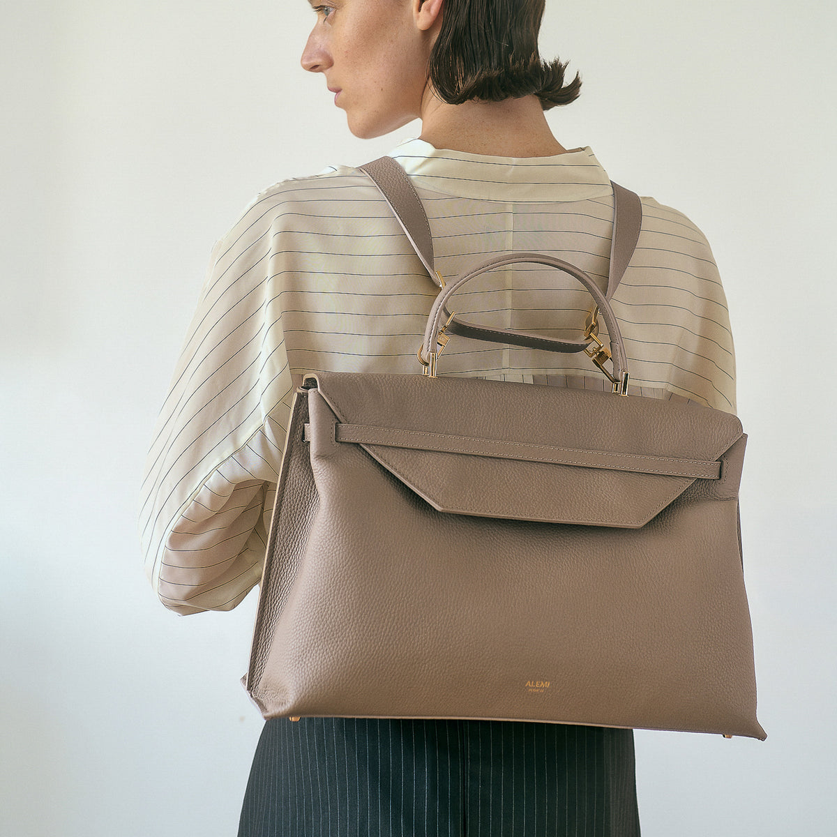 ALEMI Zurich | VIADUKT WORK | Laptop Bag | Greige | Soft Grain Leather | Model carrying bag as backpack from behind
