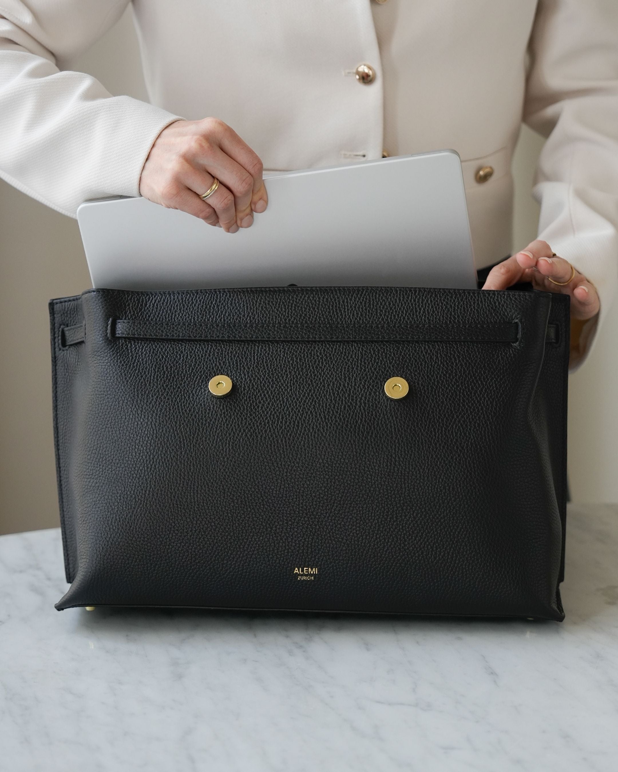 ALEMI Zurich | VIADUKT WORK | Laptop Bag | Black | Soft Grain Leather | Bag with laptop