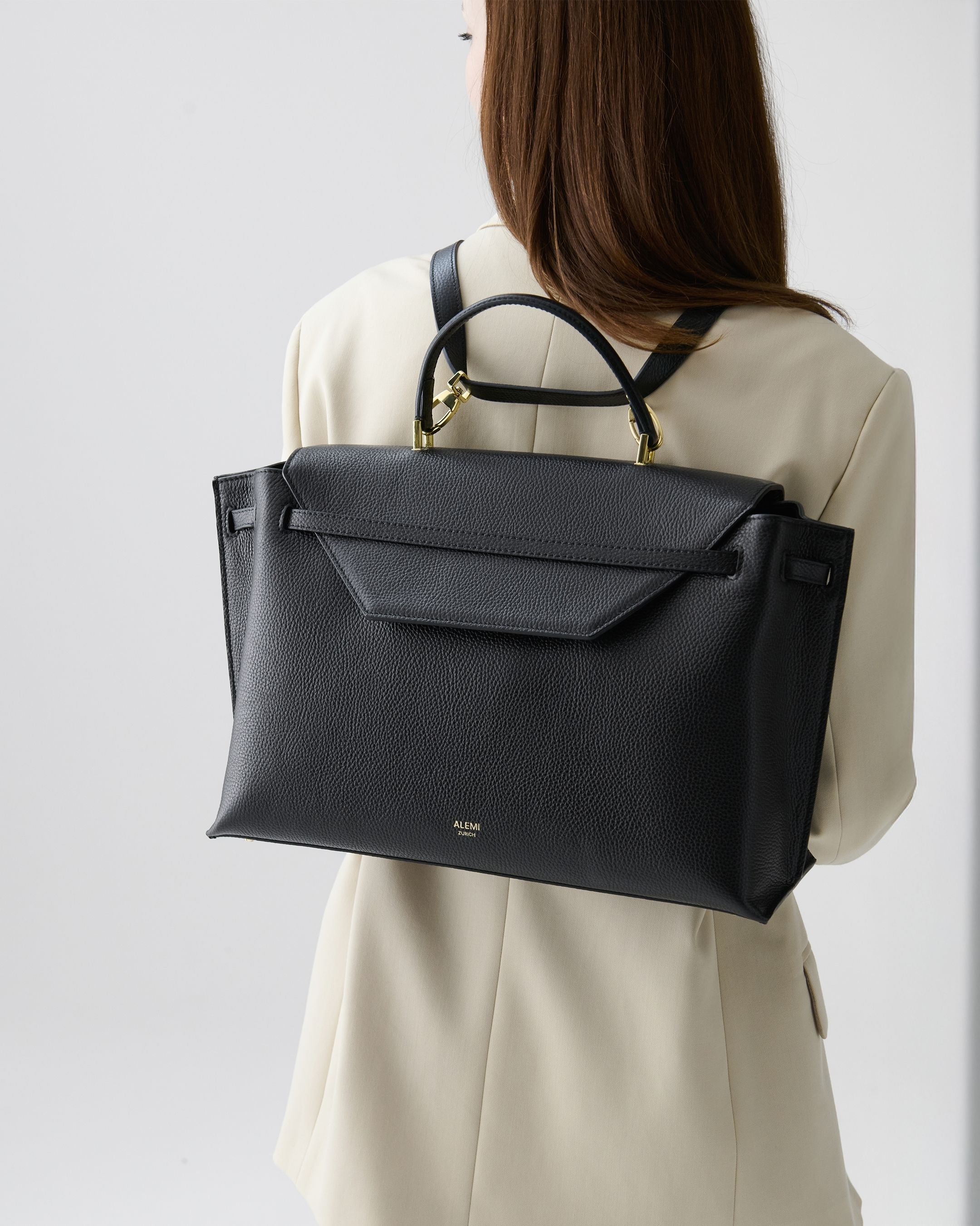ALEMI Zurich | VIADUKT WORK | Laptop Bag | Black | Soft Grain Leather | Model carrying bag as backpack