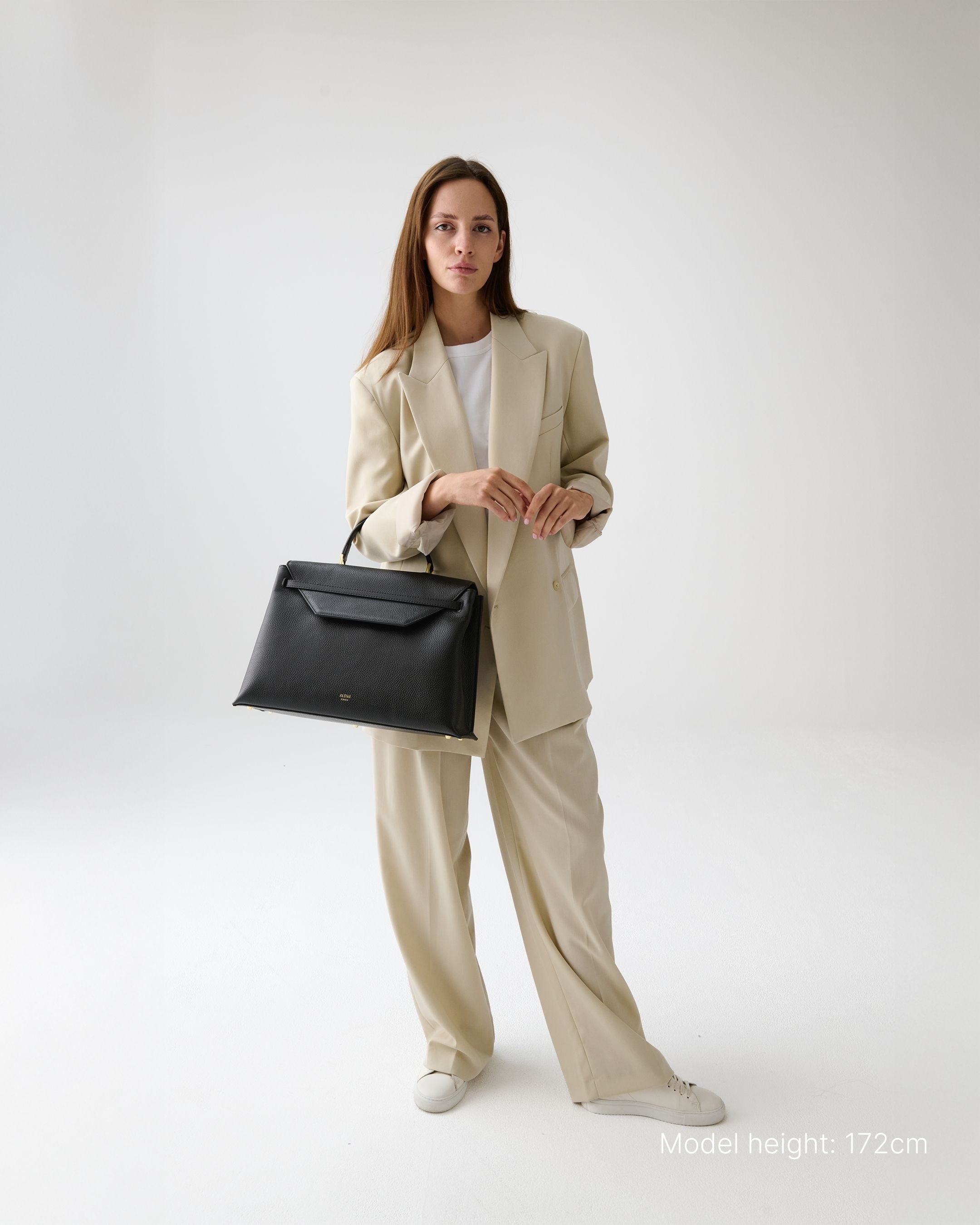 ALEMI Zurich | VIADUKT WORK | Laptop Bag | Black | Soft Grain Leather | Model carrying bag by handle