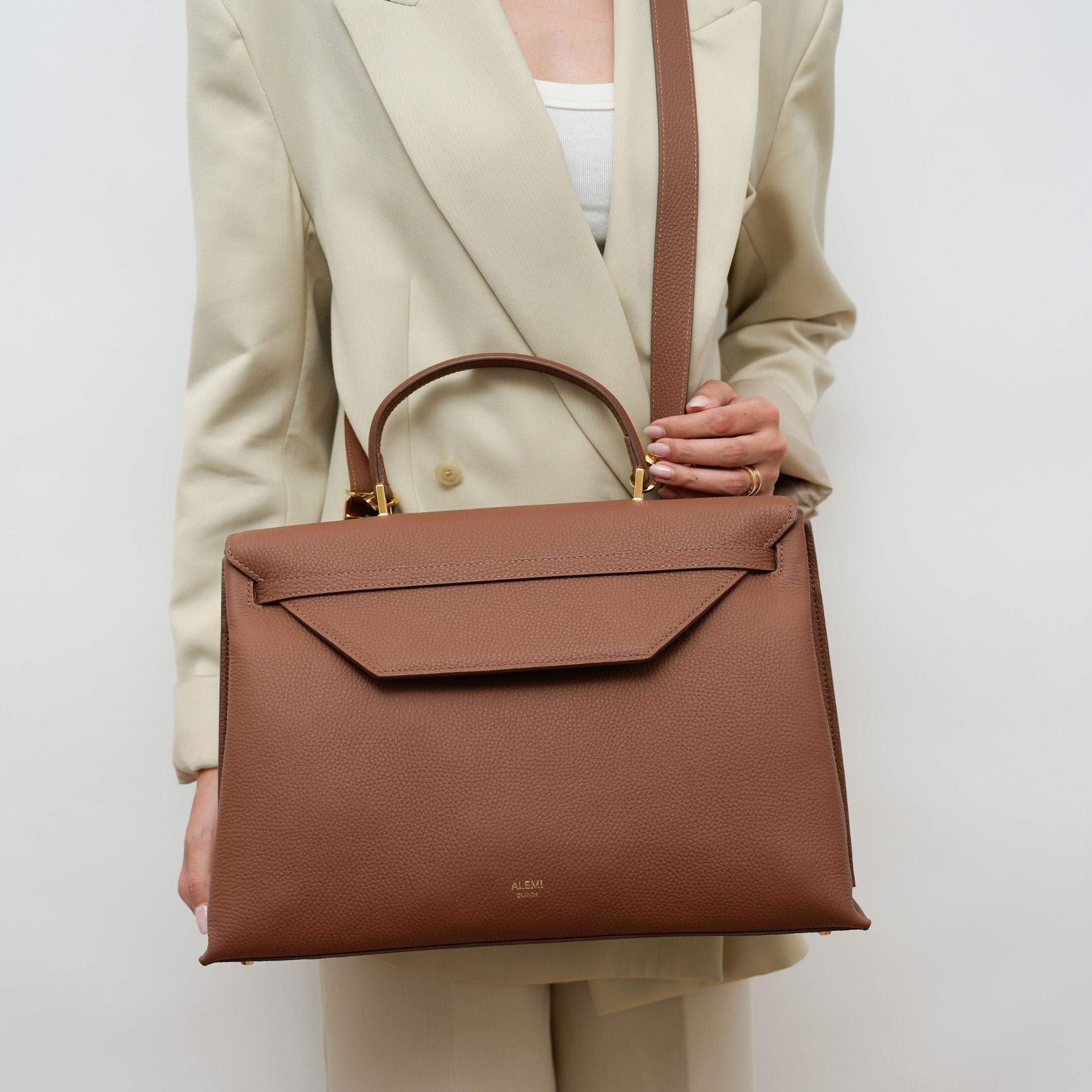 ALEMI Zurich | VIADUKT WORK | Laptop Bag | Cognac | Soft Grain Leather | Cross-Body on Person