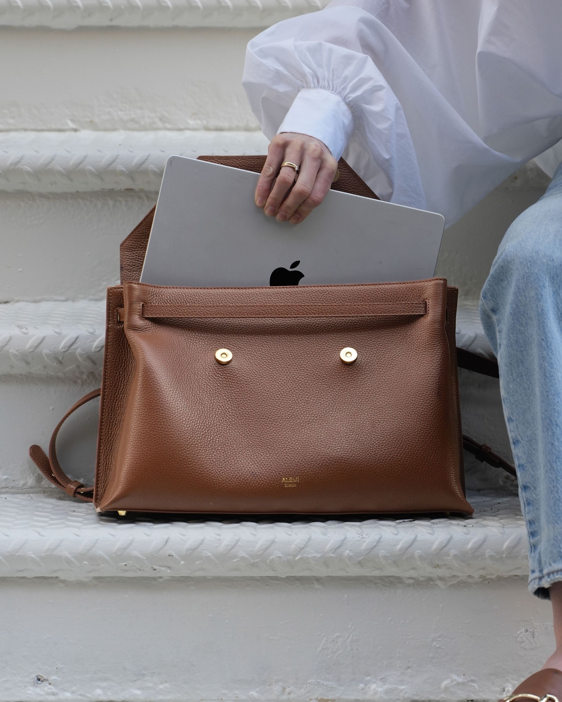 ALEMI Zurich | VIADUKT WORK | Laptop Bag | Cognac | Soft Grain Leather | Bag with laptop