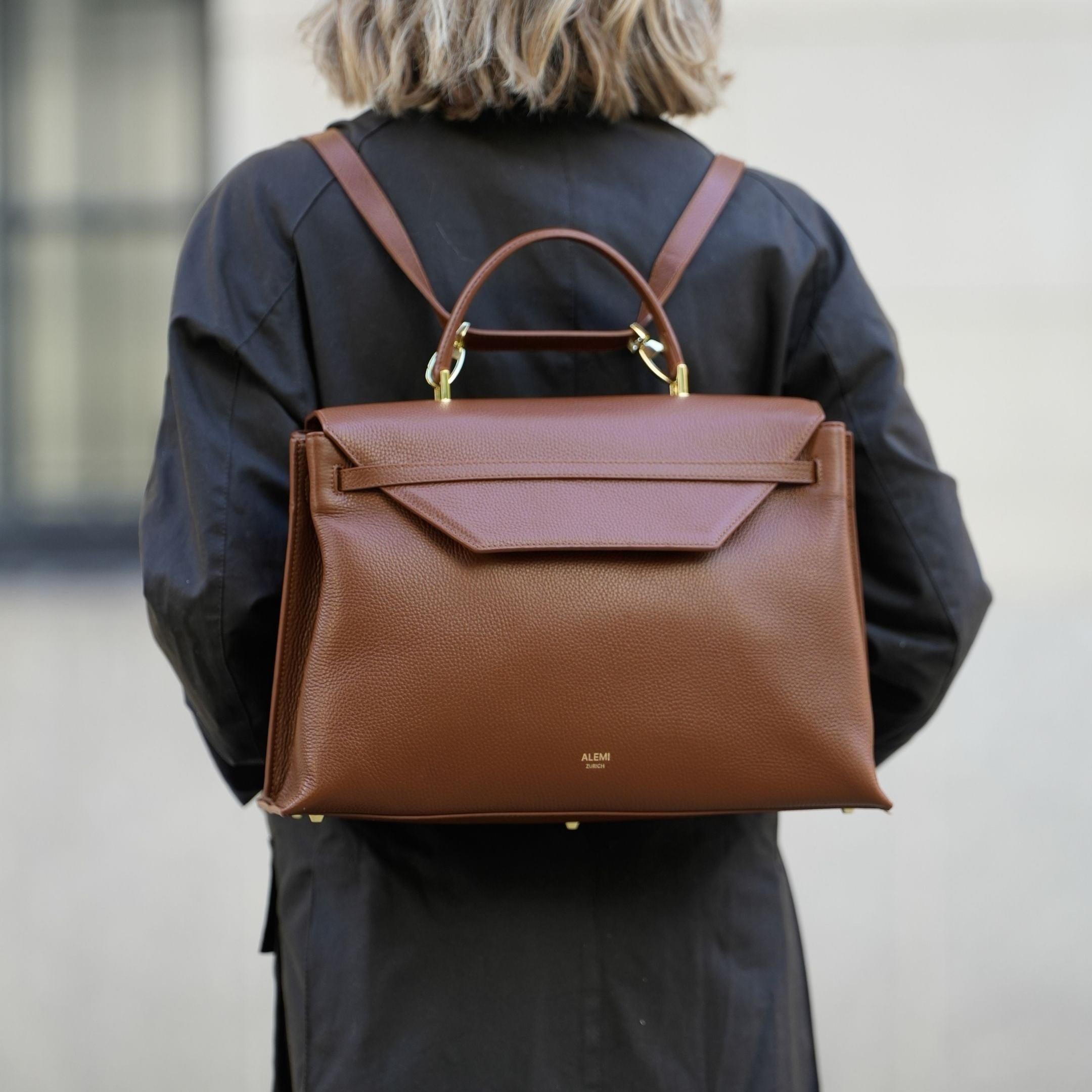 ALEMI Zurich | VIADUKT WORK | Laptop Bag | Cognac | Soft Grain Leather | Model carrying bag as backpack