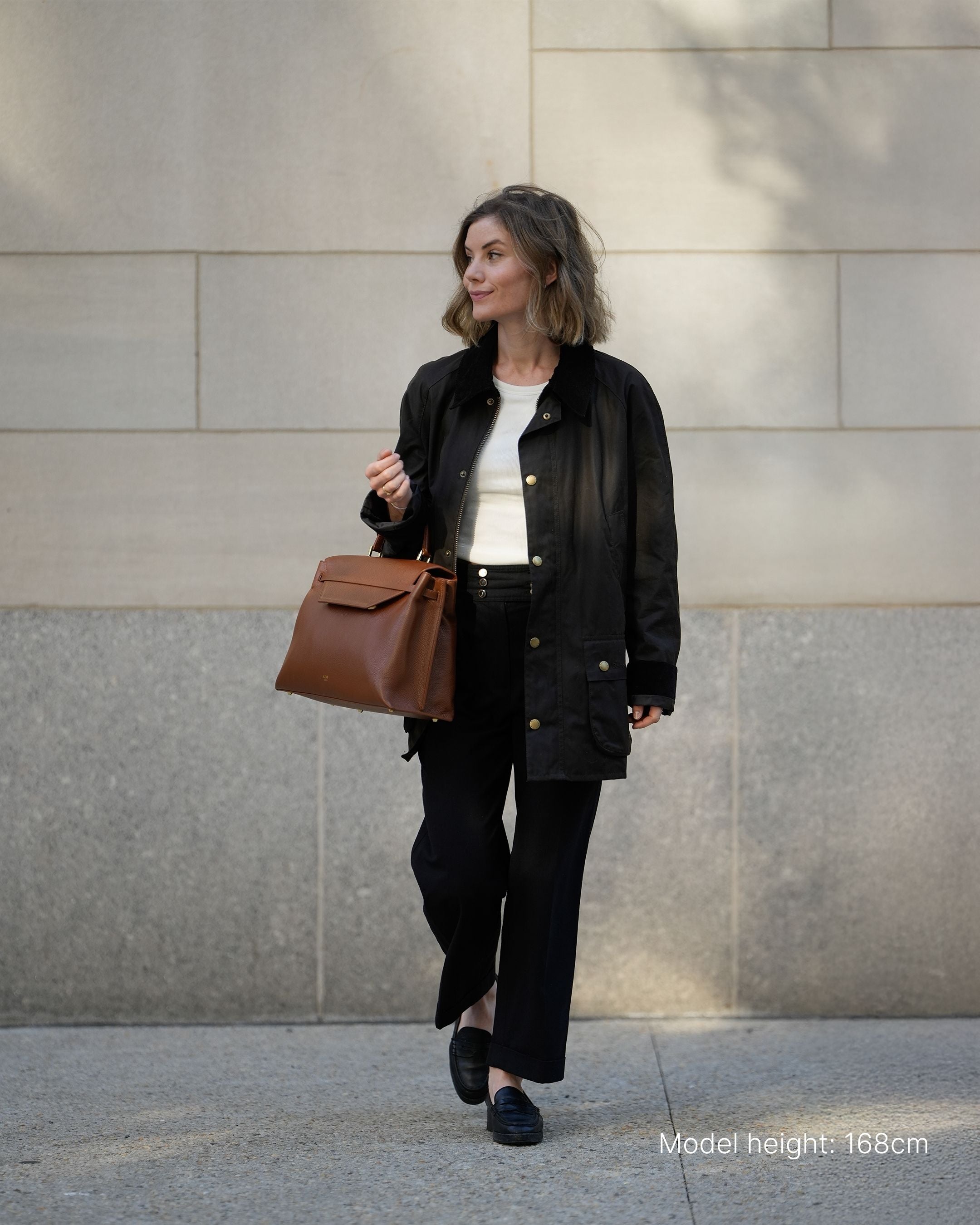 ALEMI Zurich | VIADUKT WORK | Laptop Bag | Cognac | Soft Grain Leather | Model carrying bag by handle