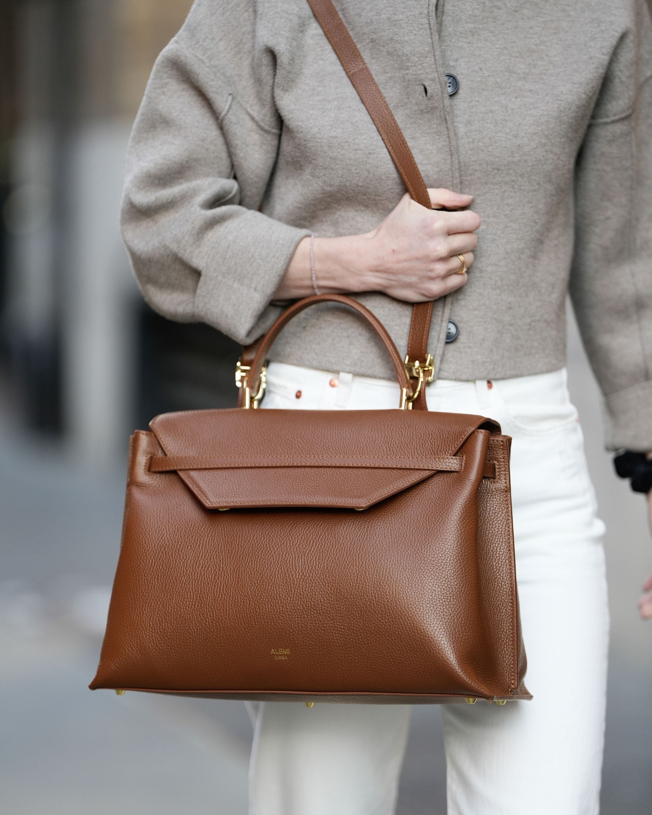 ALEMI Zurich | VIADUKT WORK | Laptop Bag | Cognac | Soft Grain Leather | Model carrying bag by strap