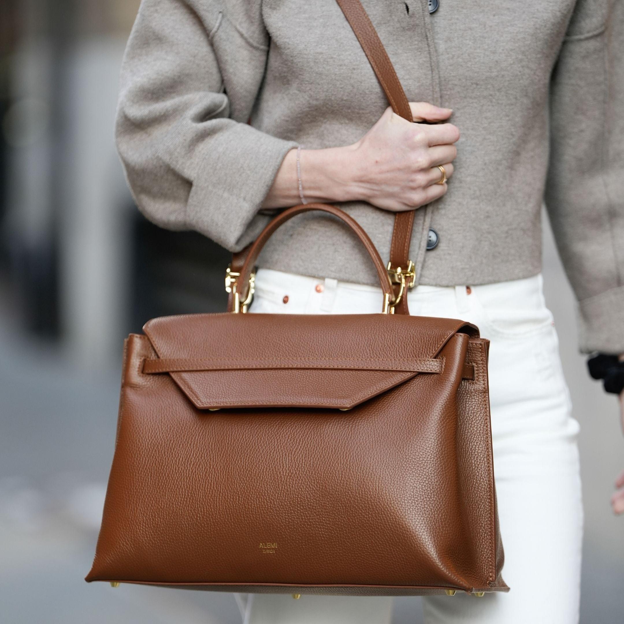 ALEMI Zurich | VIADUKT WORK | Laptop Bag | Cognac | Soft Grain Leather | Model carrying bag by strap