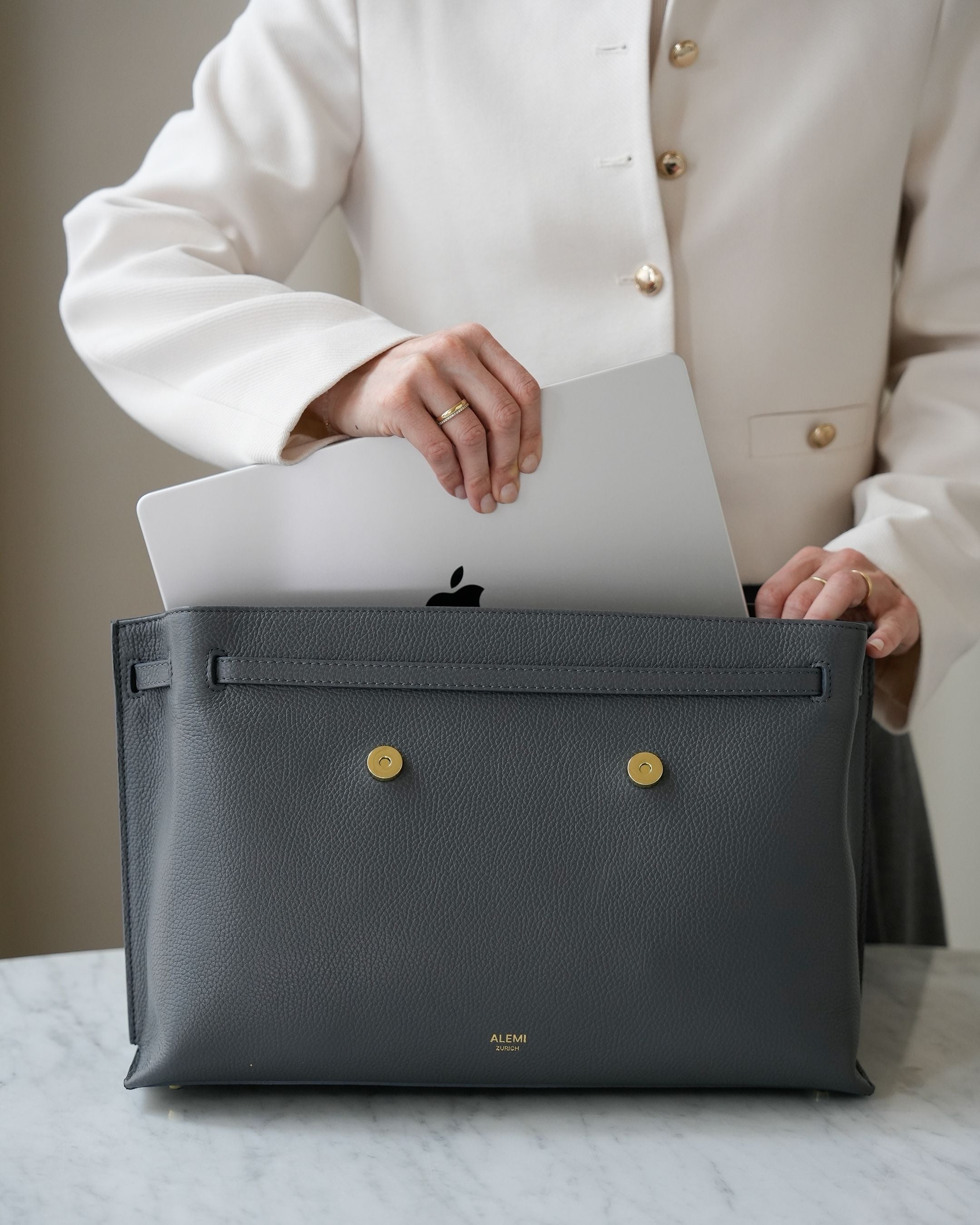 ALEMI Zurich | VIADUKT WORK | Laptop Bag | Dark Grey | Soft Grain Leather | Bag with laptop