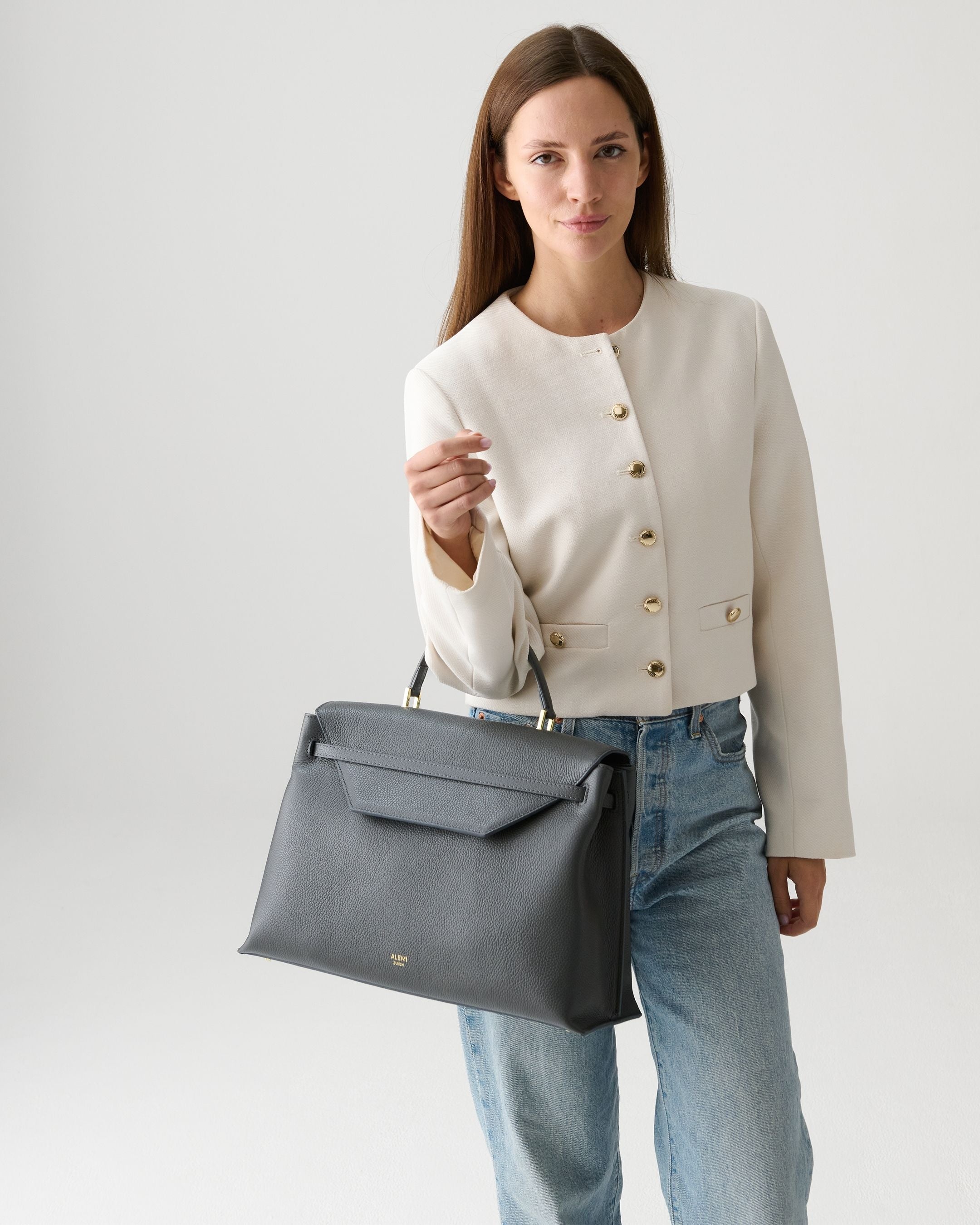 ALEMI Zurich | VIADUKT WORK | Laptop Bag | Dark Grey | Soft Grain Leather | Model carrying bag by handle