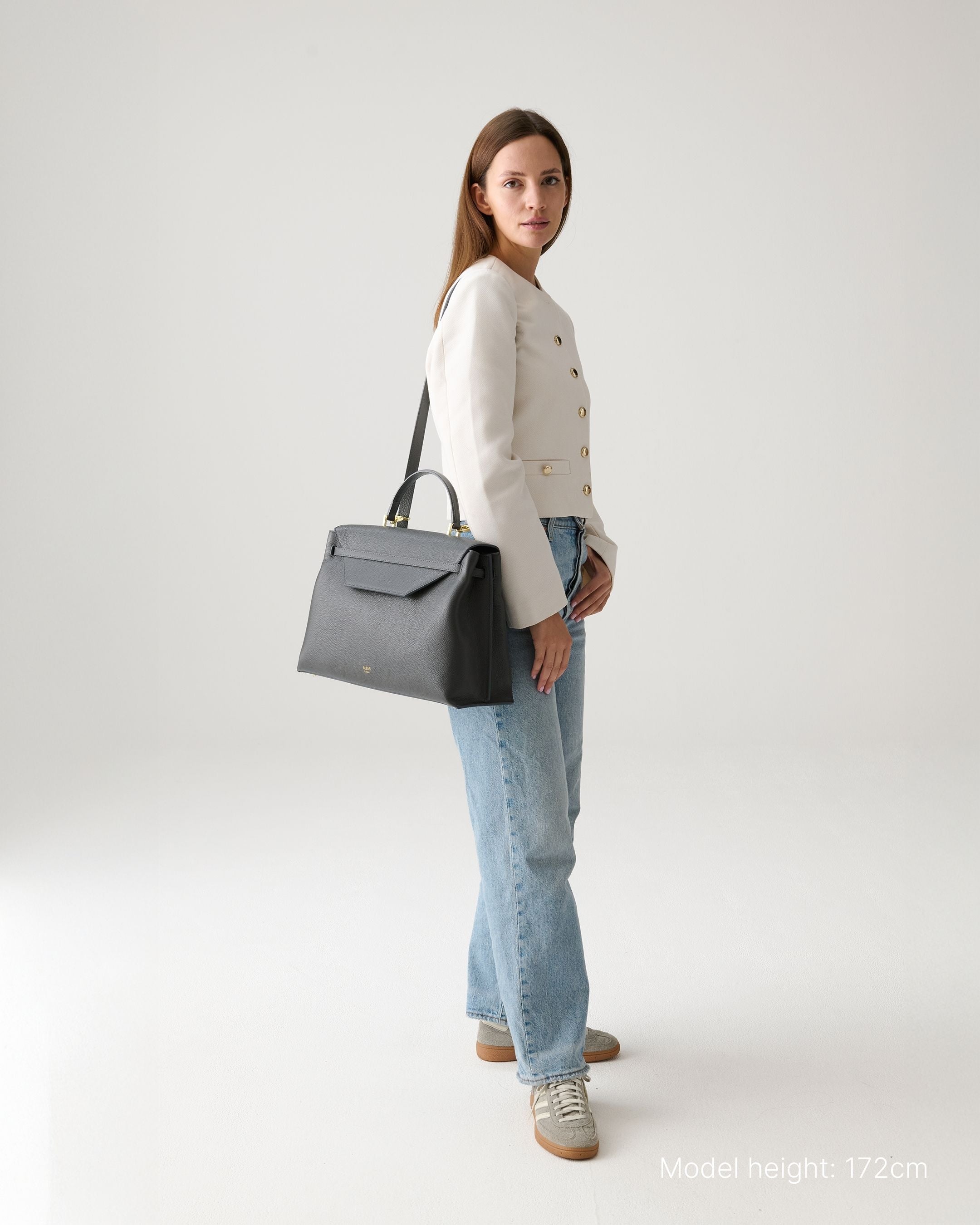 ALEMI Zurich | VIADUKT WORK | Laptop Bag | Dark Grey | Soft Grain Leather | Model carrying bag by strap