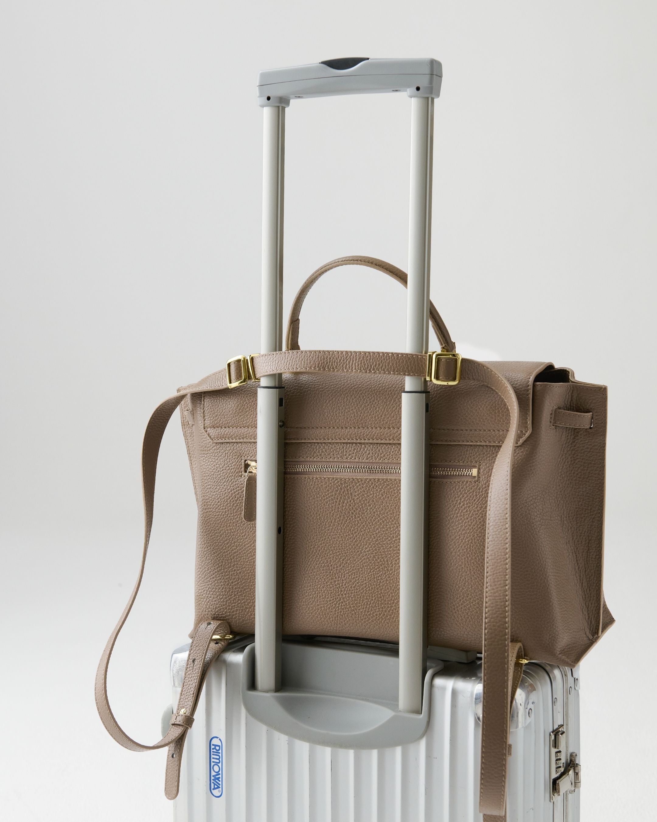 ALEMI Zurich | VIADUKT WORK | Laptop Bag | Greige | Soft Grain Leather | Bag on luggage