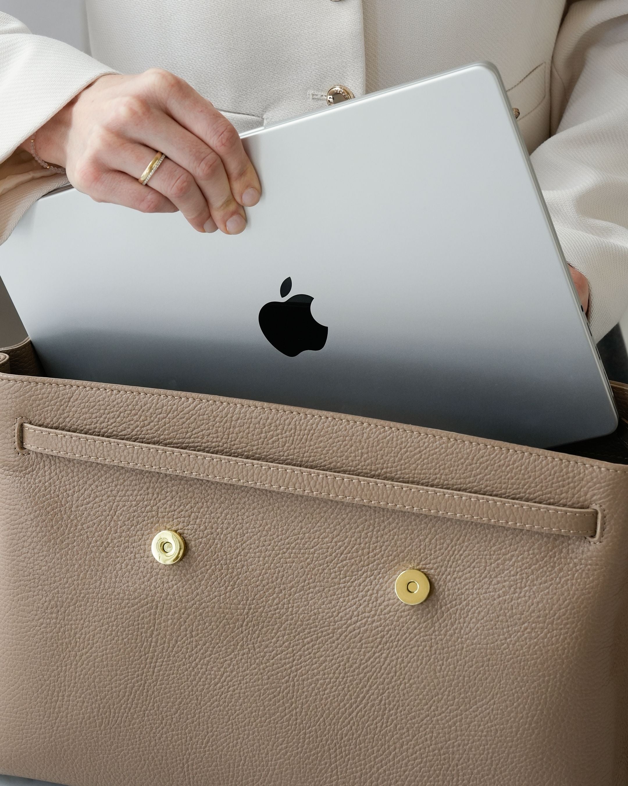 ALEMI Zurich | VIADUKT WORK | Laptop Bag | Greige | Soft Grain Leather | Bag with laptop