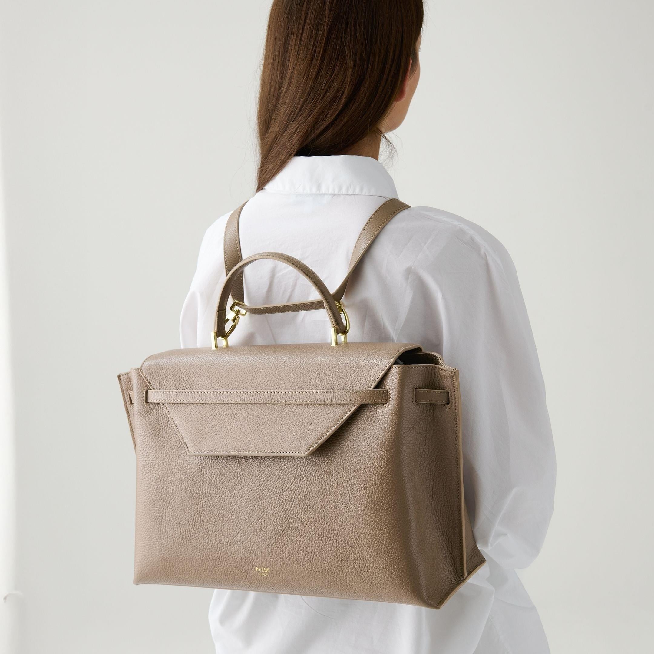 ALEMI Zurich | VIADUKT WORK | Laptop Bag | Greige | Soft Grain Leather | Model carrying bag as backpack