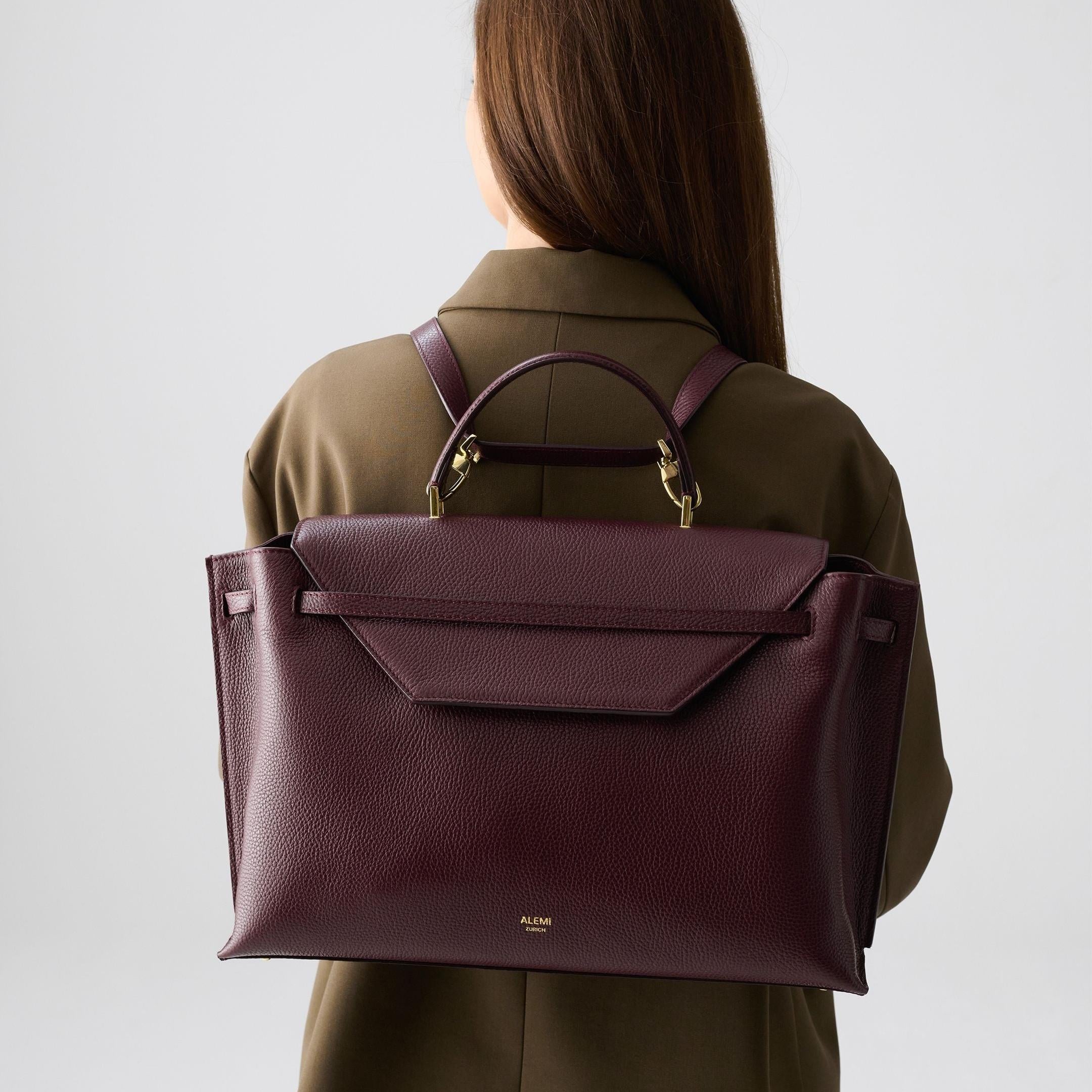 ALEMI Zurich | VIADUKT WORK | Laptop Bag | Maroon Red | Soft Grain Leather | Model carrying bag as backpack