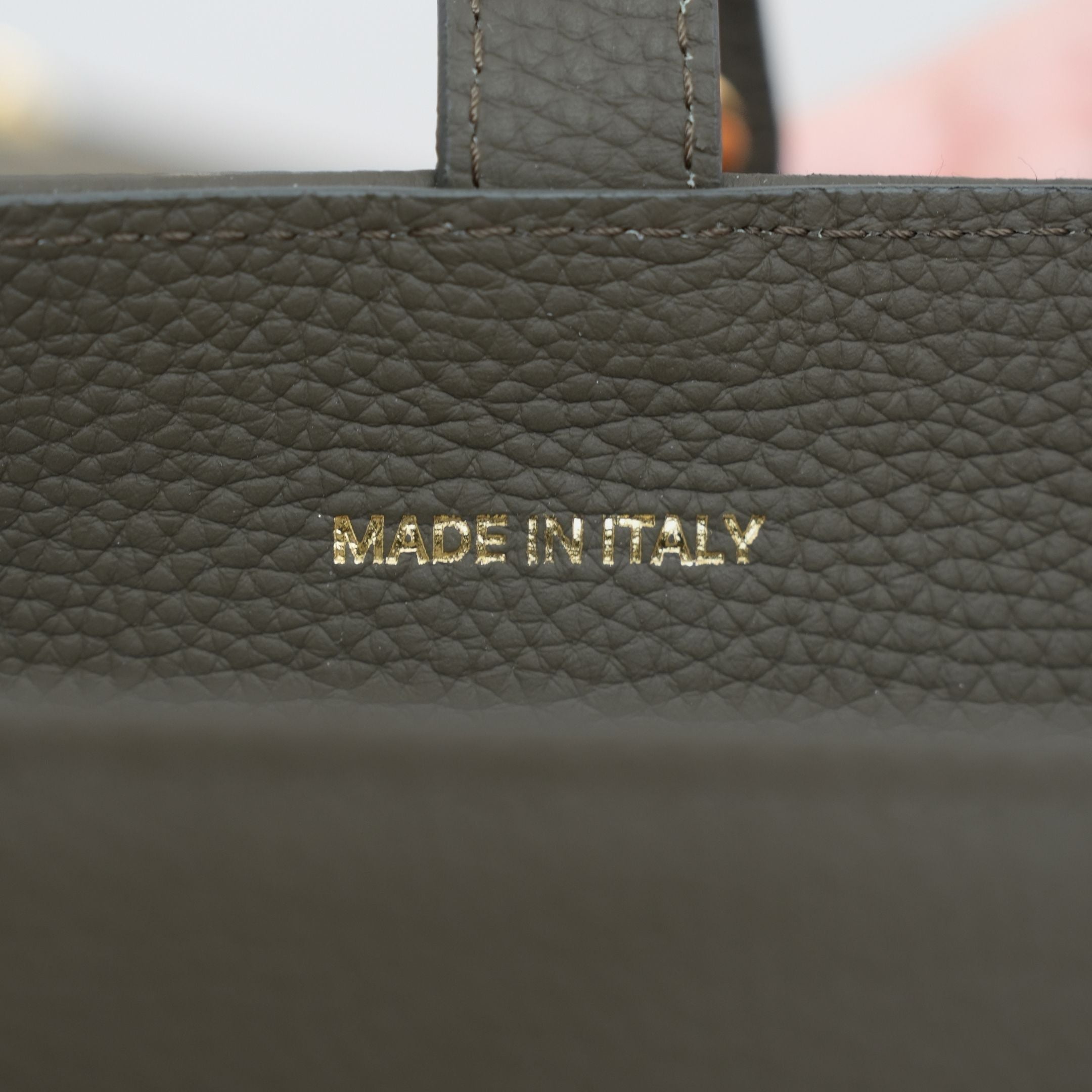 ALEMI Zurich | VIADUKT WORK | Laptop Bag | Olive Green | Soft Grain Leather | Bag Leather Detail