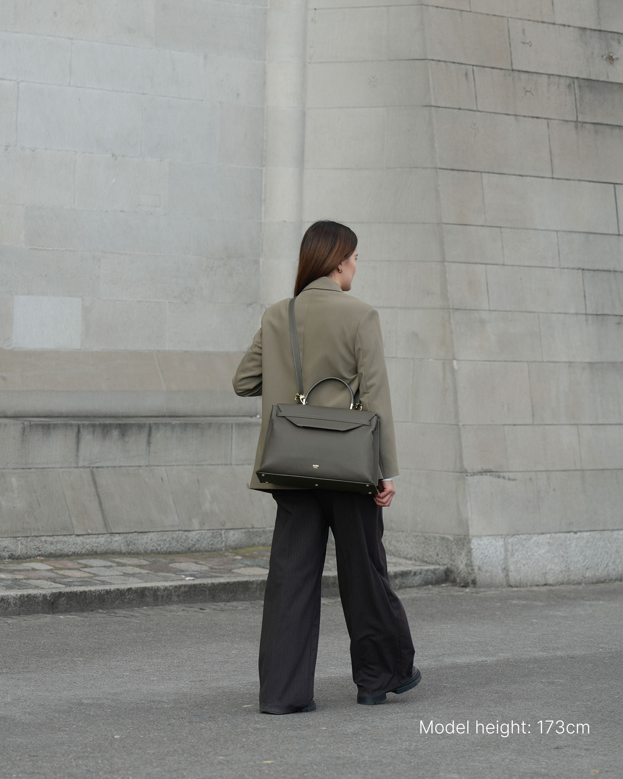 ALEMI Zurich | VIADUKT WORK | Laptop Bag | Olive Green | Soft Grain Leather | Bag cross-body on model