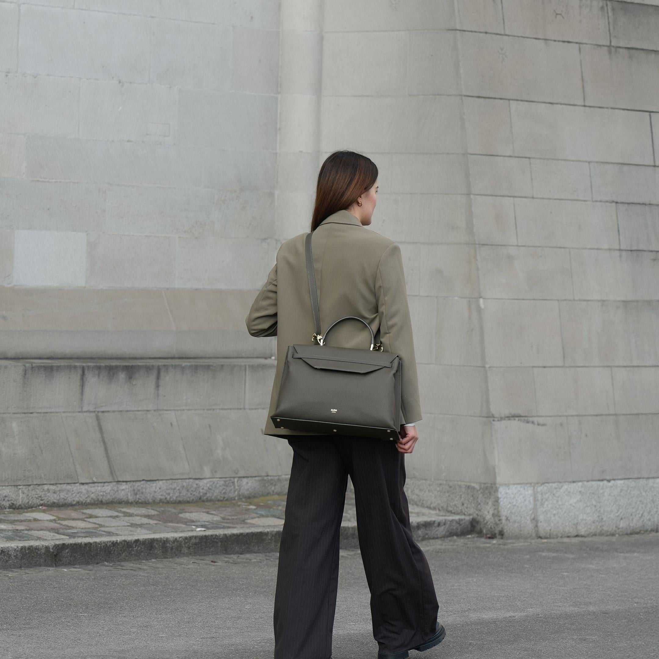 ALEMI Zurich | VIADUKT WORK | Laptop Bag | Olive Green | Soft Grain Leather | Bag cross-body on model