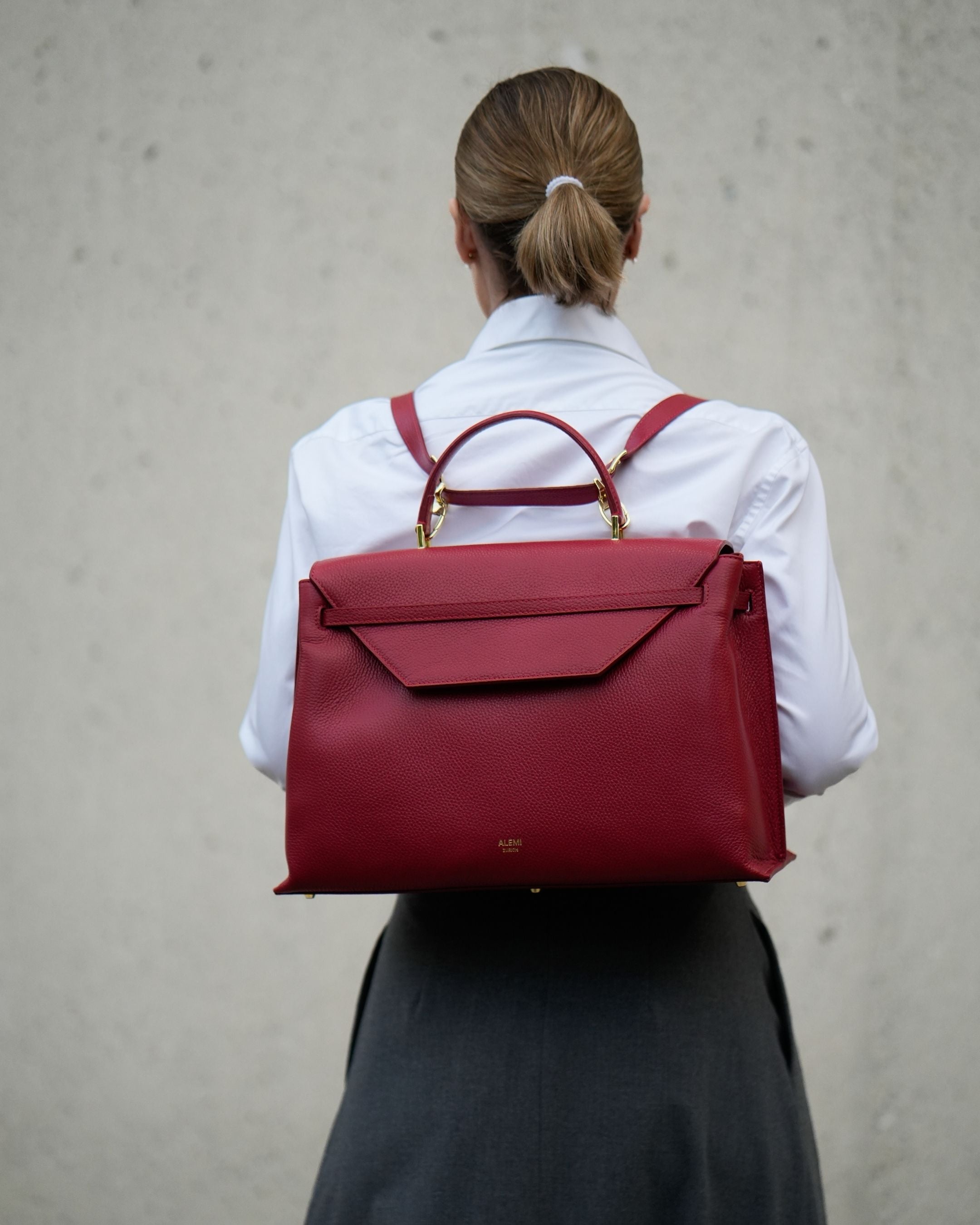 ALEMI Zurich | VIADUKT WORK | Laptop Bag | Red | Soft Grain Leather | Model carrying bag as backpack
