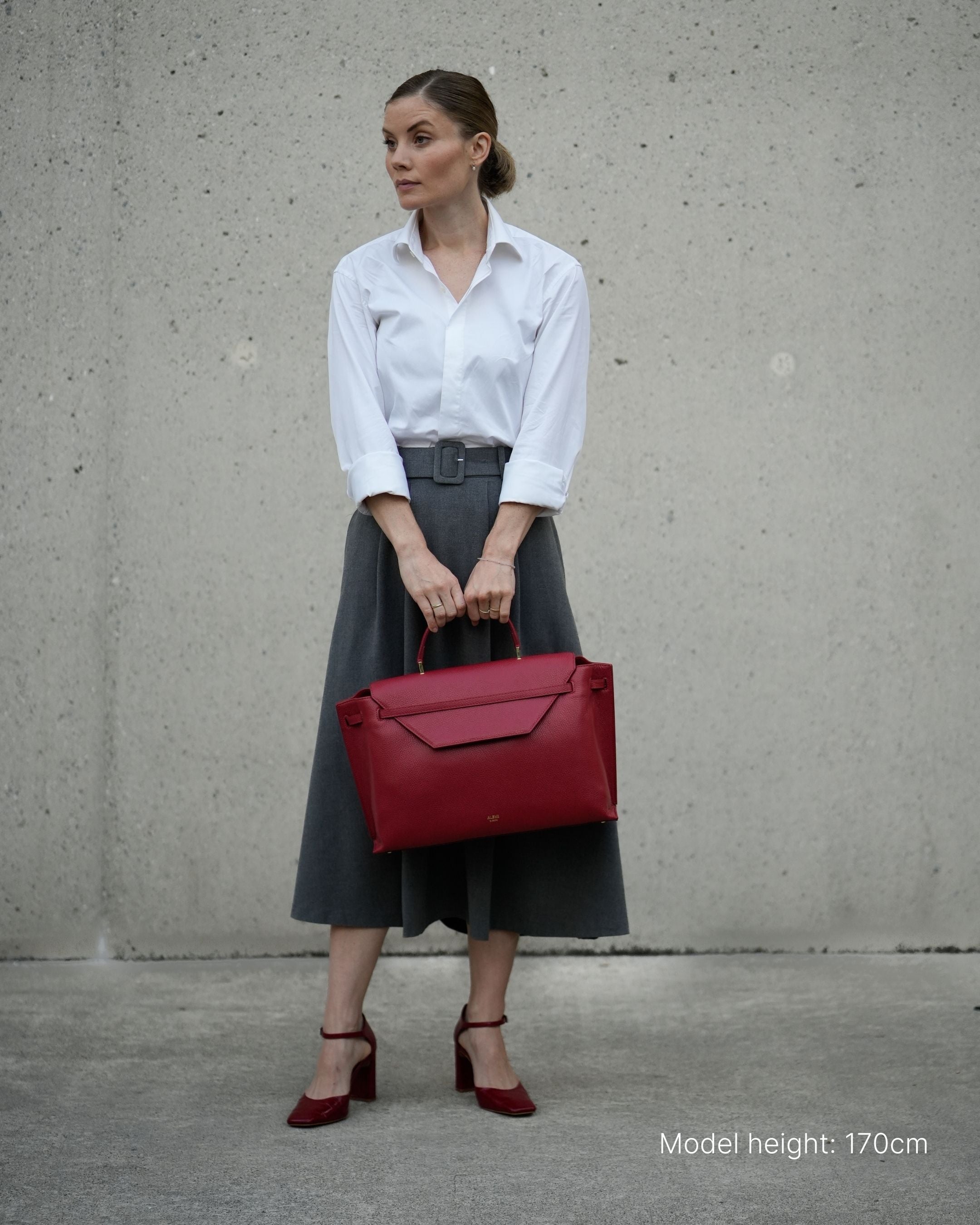 ALEMI Zurich | VIADUKT WORK | Laptop Bag | Red | Soft Grain Leather | Model carrying bag by handle