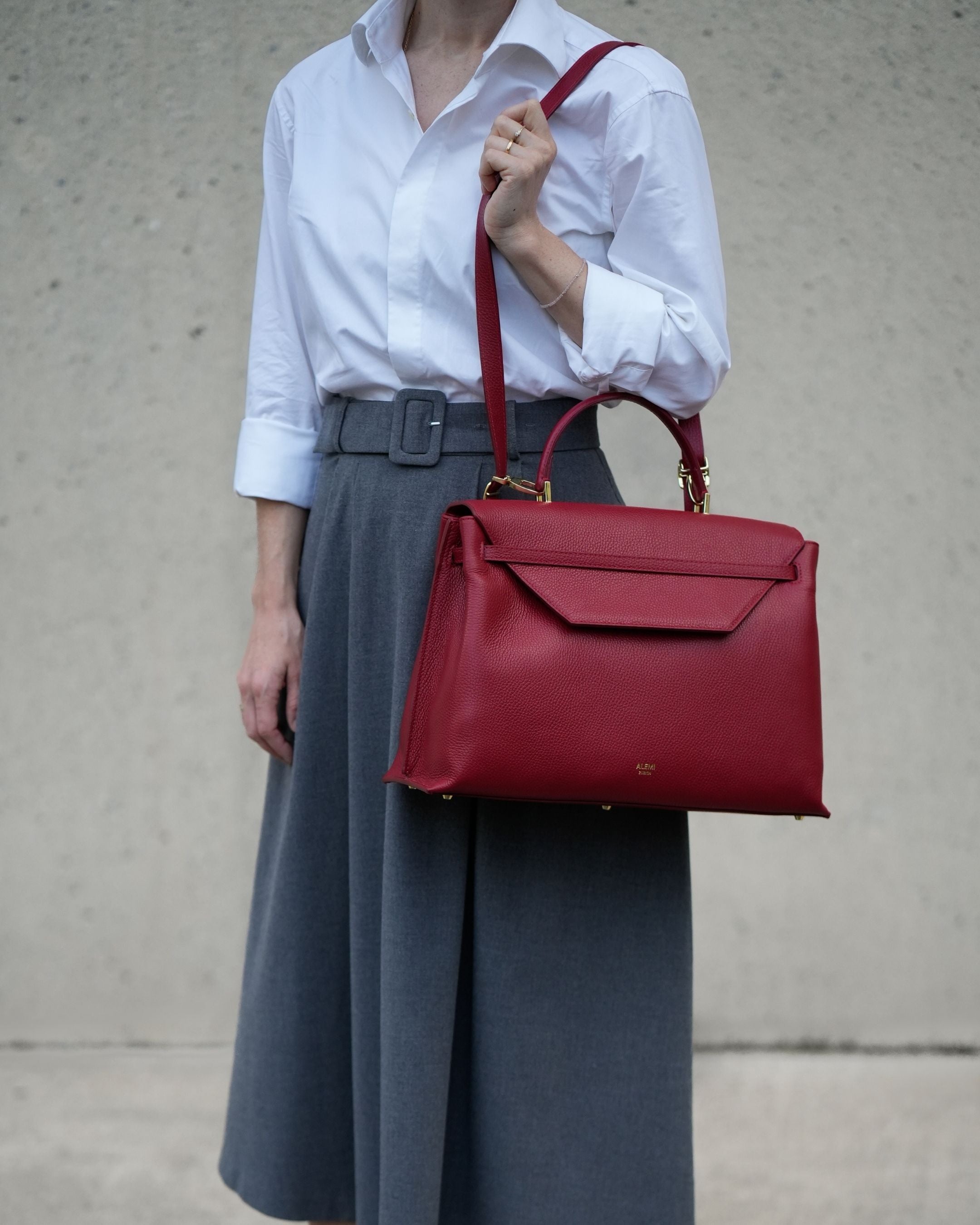 ALEMI Zurich | VIADUKT WORK | Laptop Bag | Red | Soft Grain Leather | Model carrying bag by strap