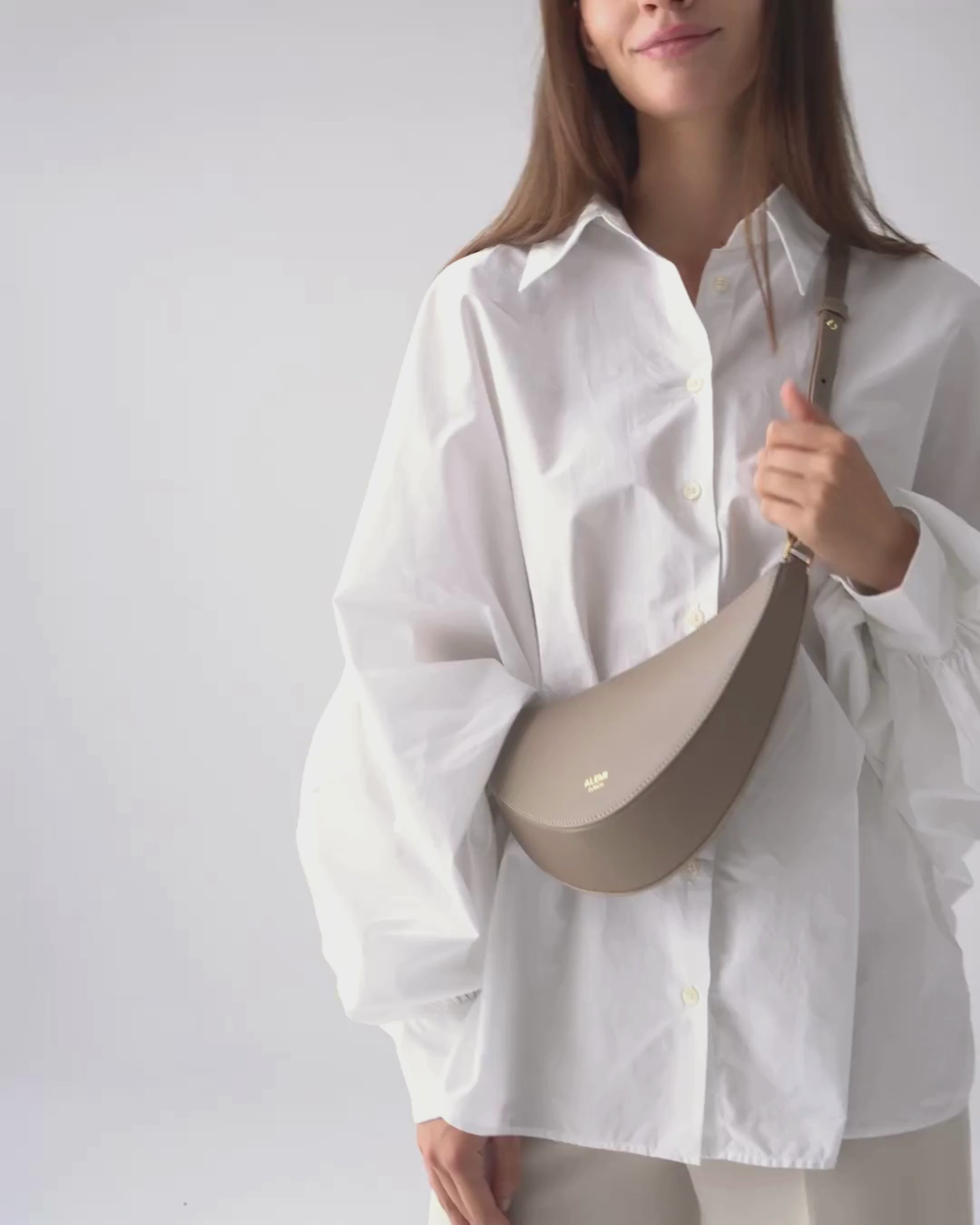 ALEMI Zurich | HELVETIA | Small Bag | Greige | Pebbled Leather | Video
