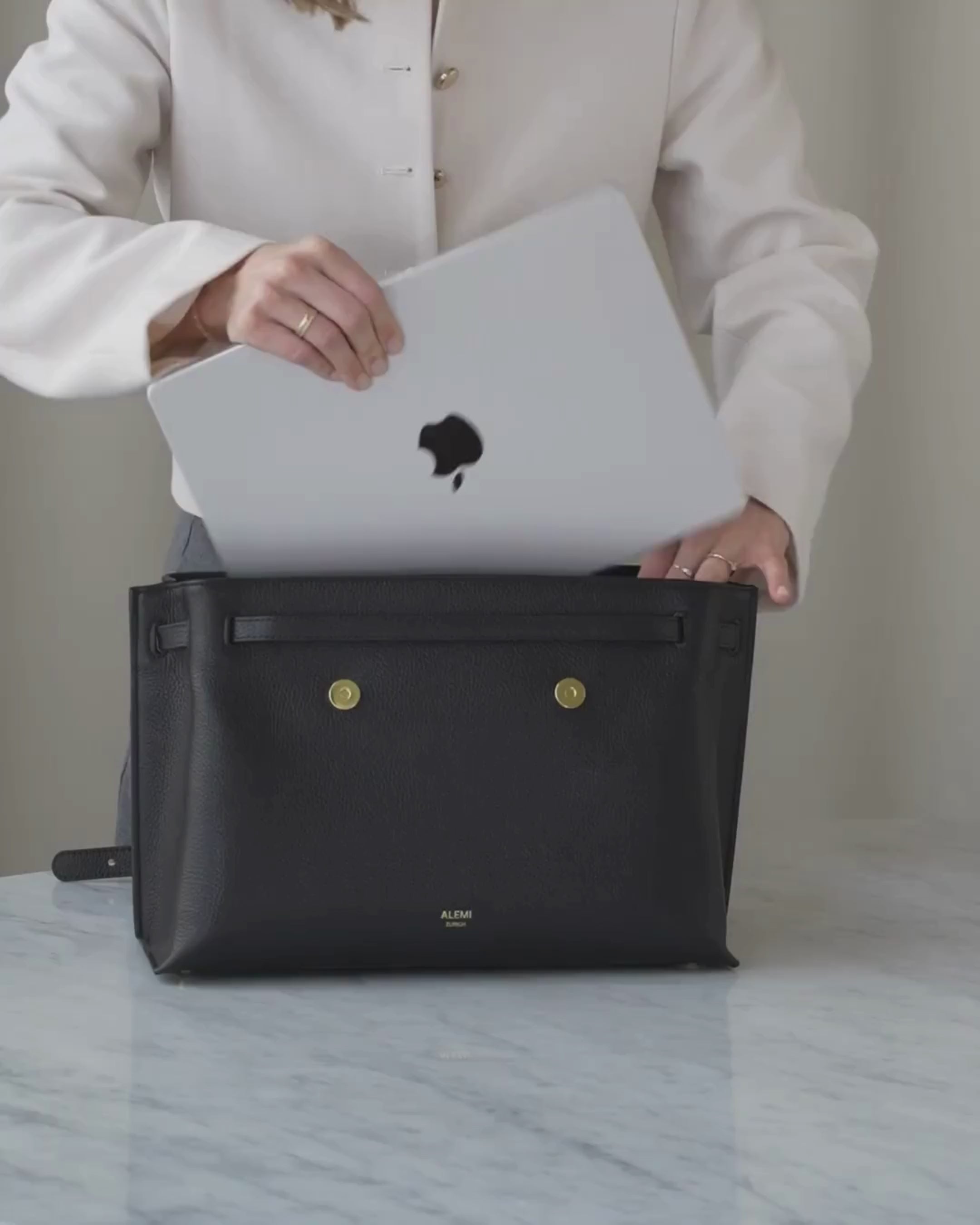 ALEMI Zurich | VIADUKT DAY | Laptop Bag | Black | Soft Grain Leather | Video packing