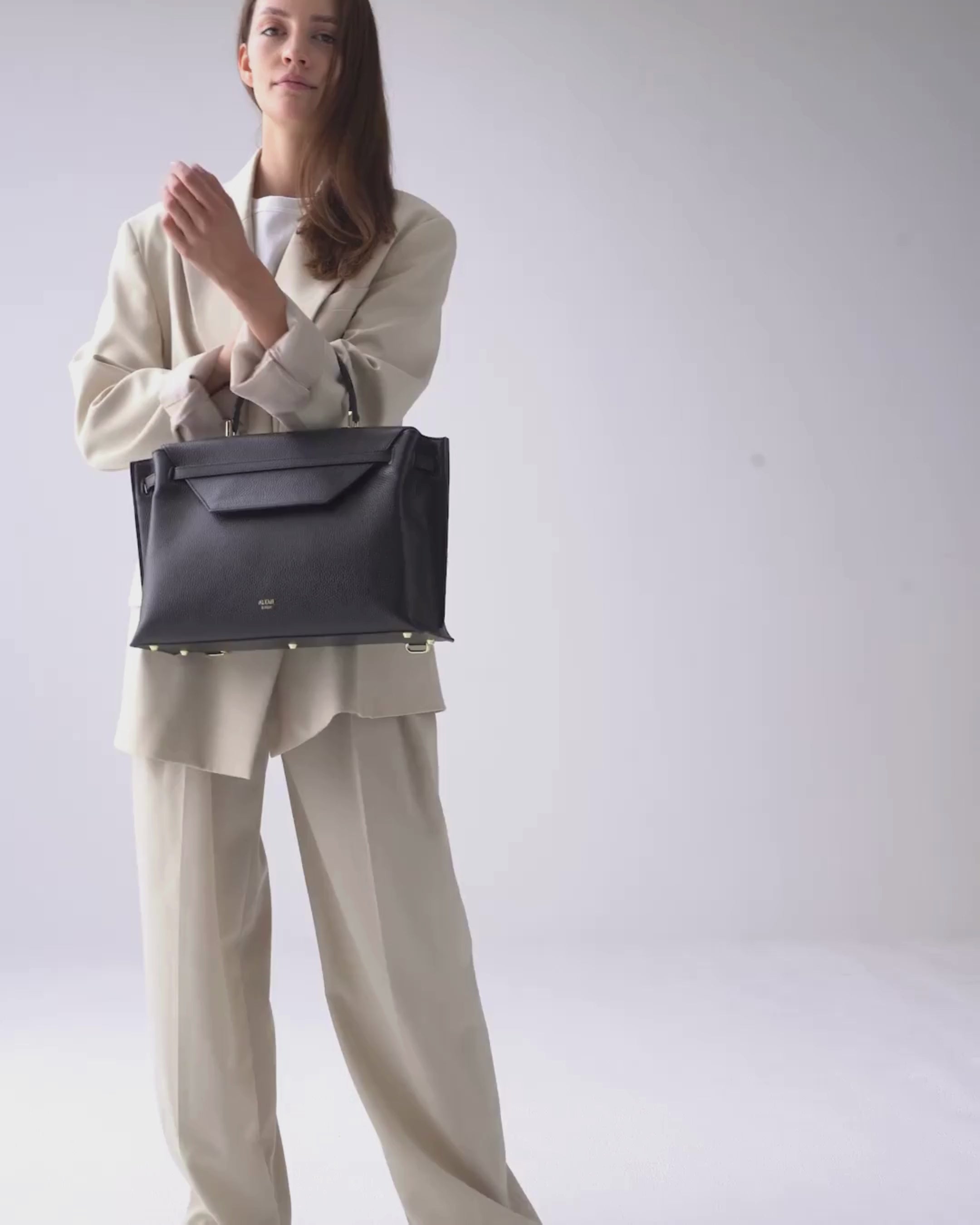 ALEMI Zurich | VIADUKT DAY | Laptop Bag | Black | Soft Grain Leather | Video