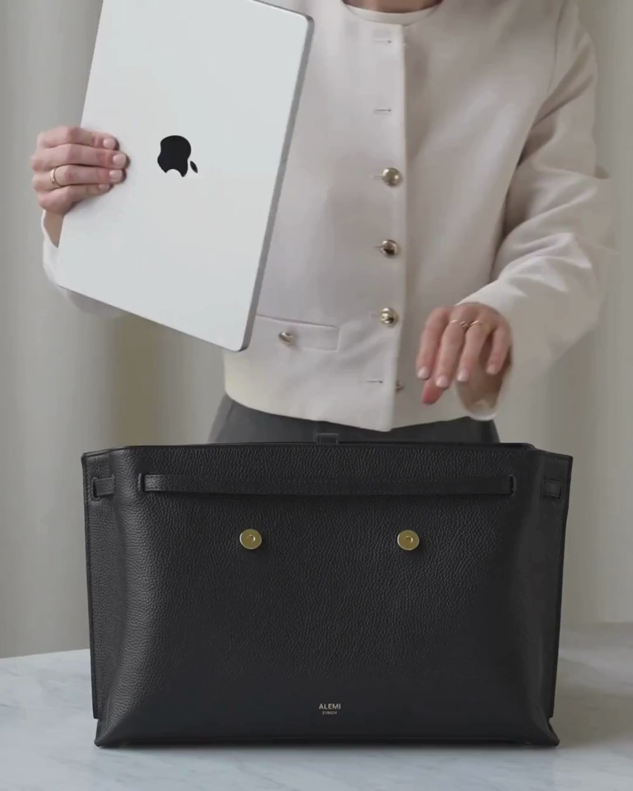 ALEMI Zurich | VIADUKT WORK | Laptop Bag | Black | Soft Grain Leather | Video packing
