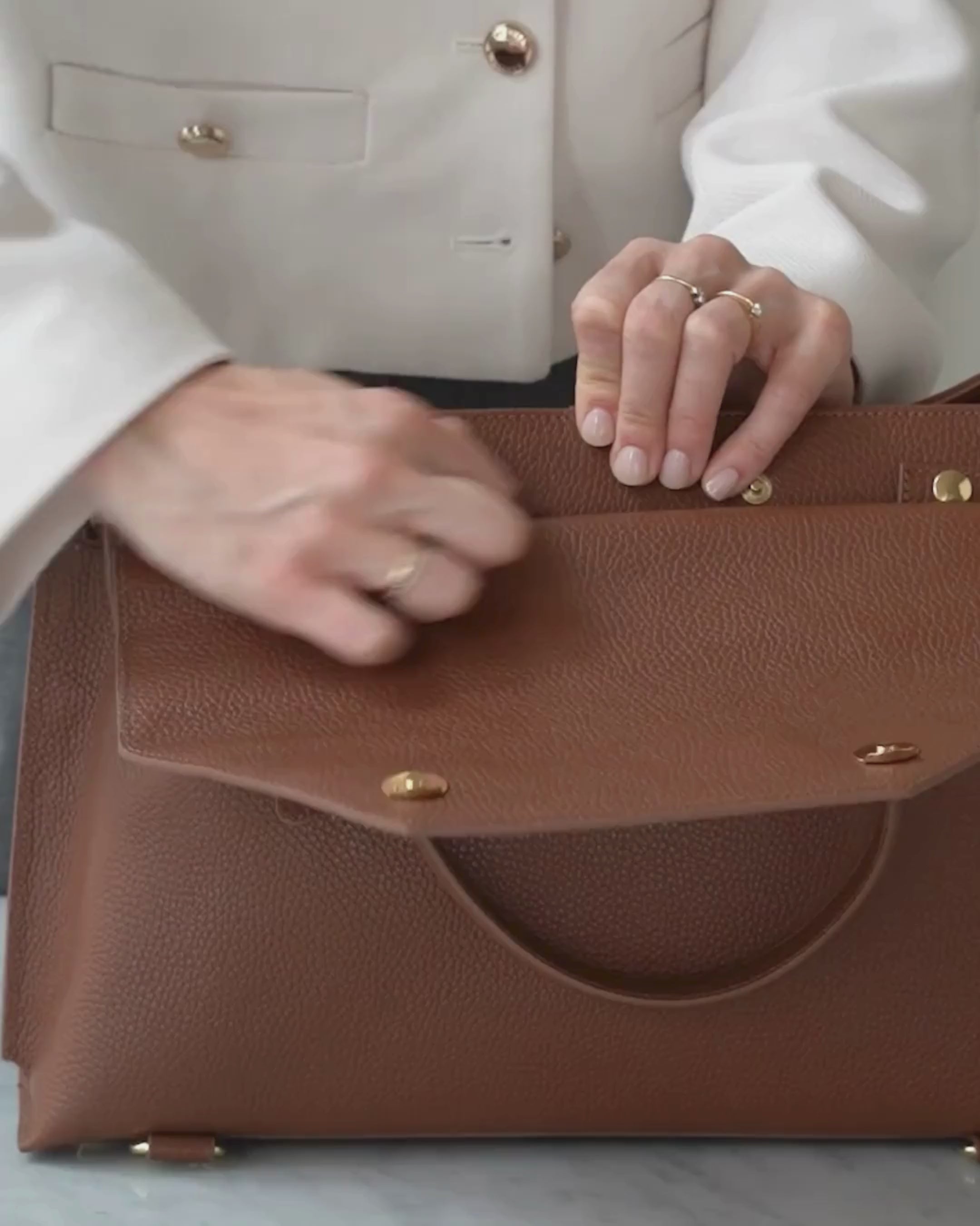 ALEMI Zurich | VIADUKT WORK | Laptop Bag | Cognac | Soft Grain Leather | Video adjusting