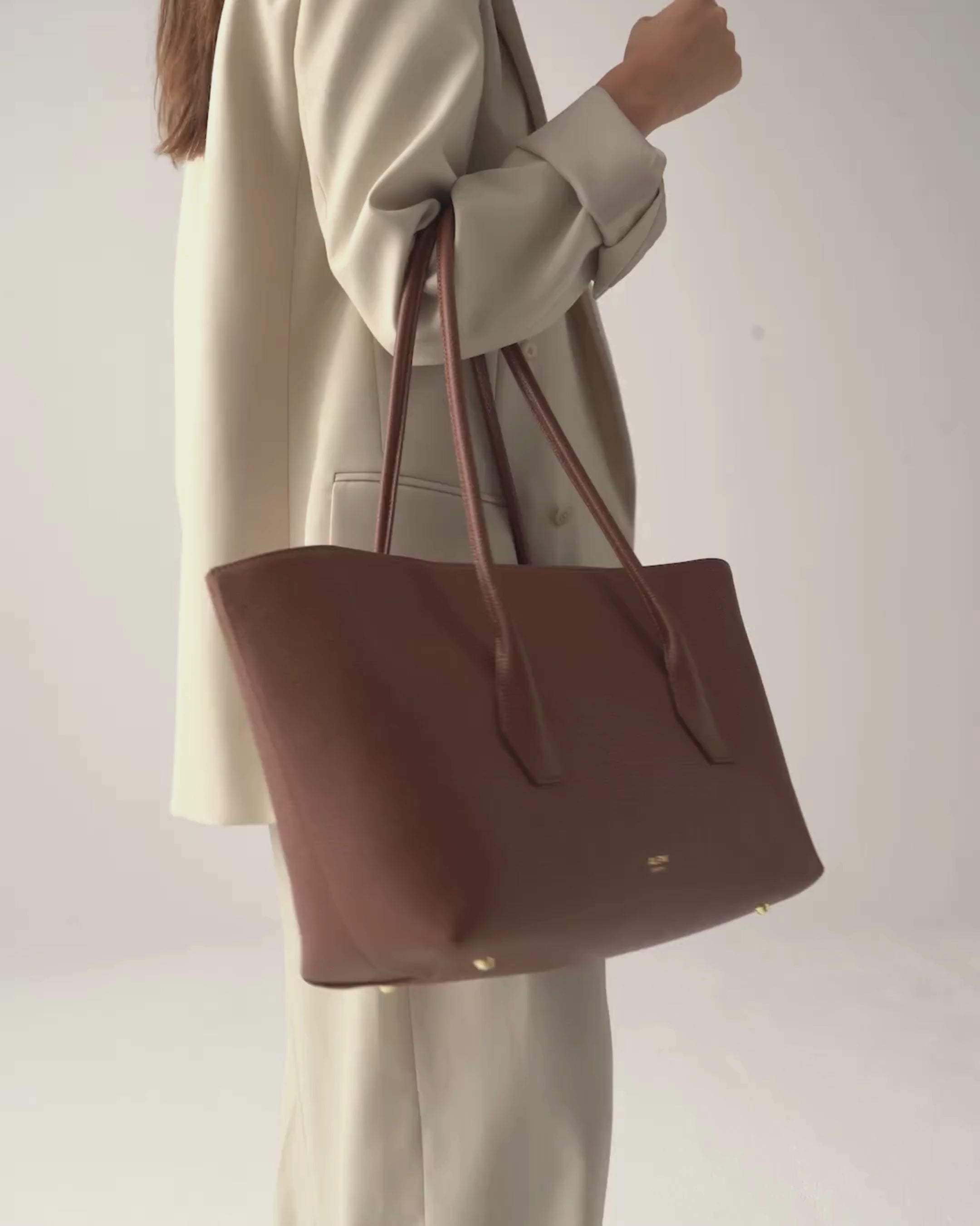 ALEMI Zurich | IDA | Laptop Bag | Cognac | Soft Grain Leather | Video
