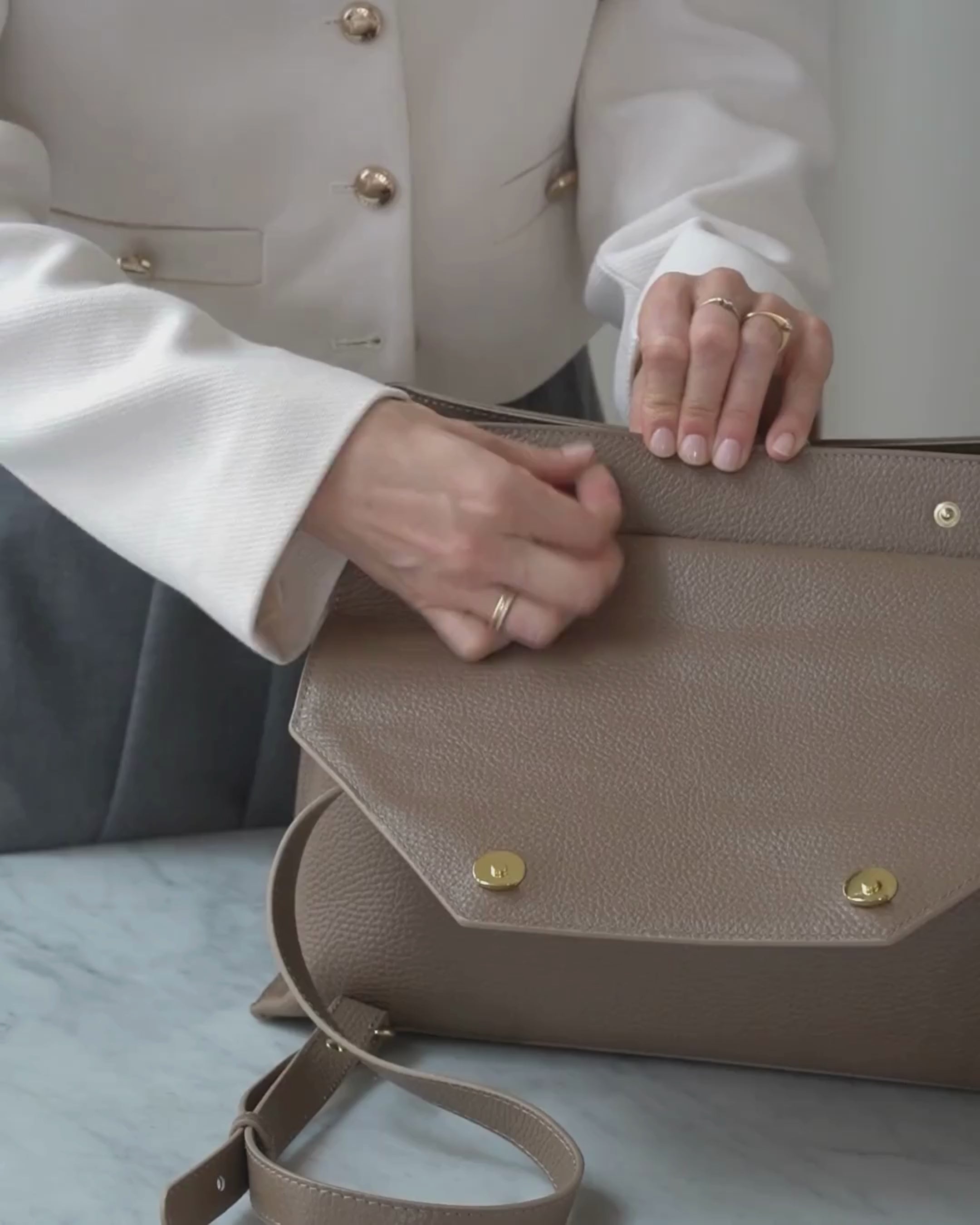 ALEMI Zurich | VIADUKT WORK | Laptop Bag | Greige | Soft Grain Leather | Video packing