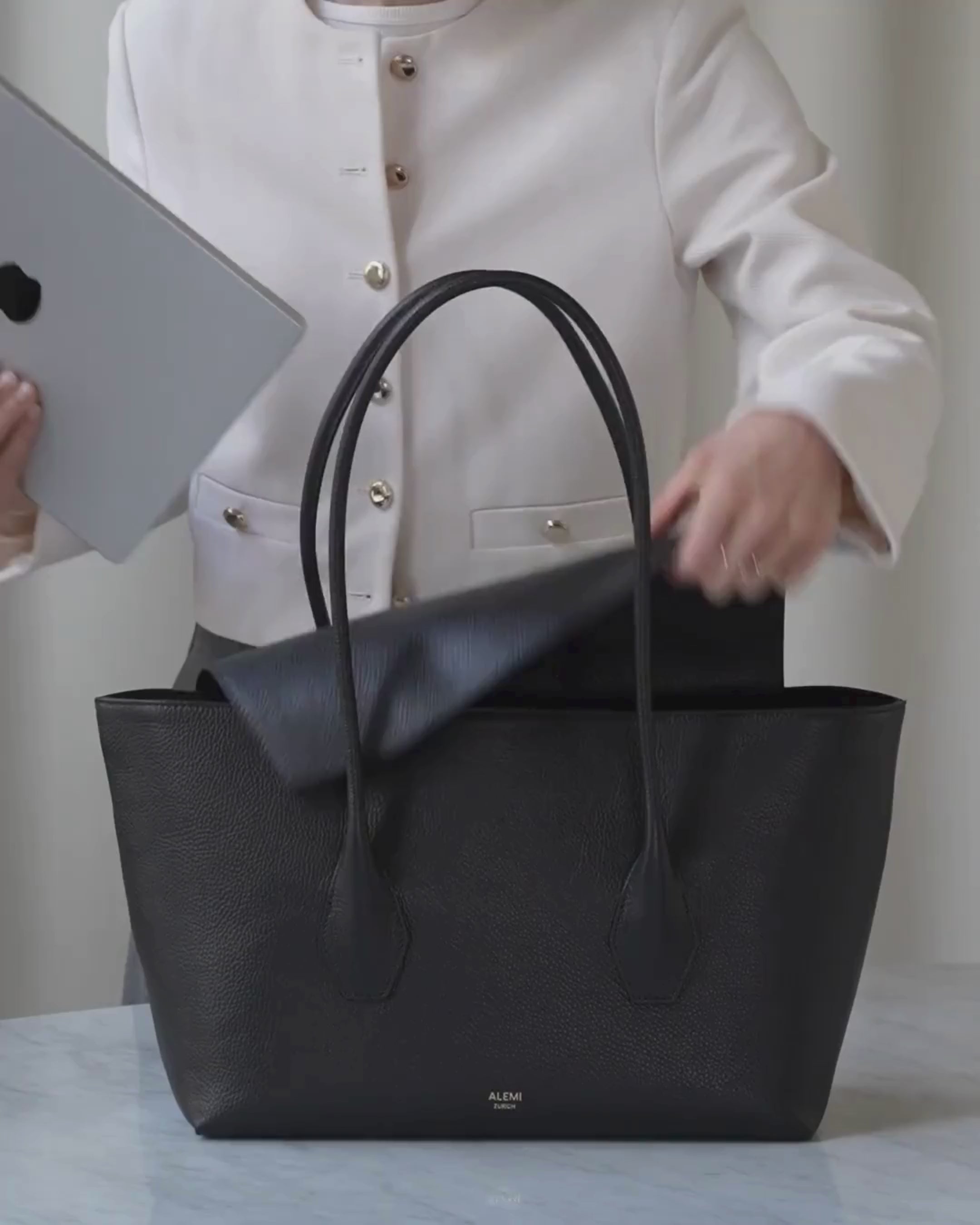 ALEMI Zurich | IDA | Laptop Bag | Black | Soft Grain Leather | Video packing