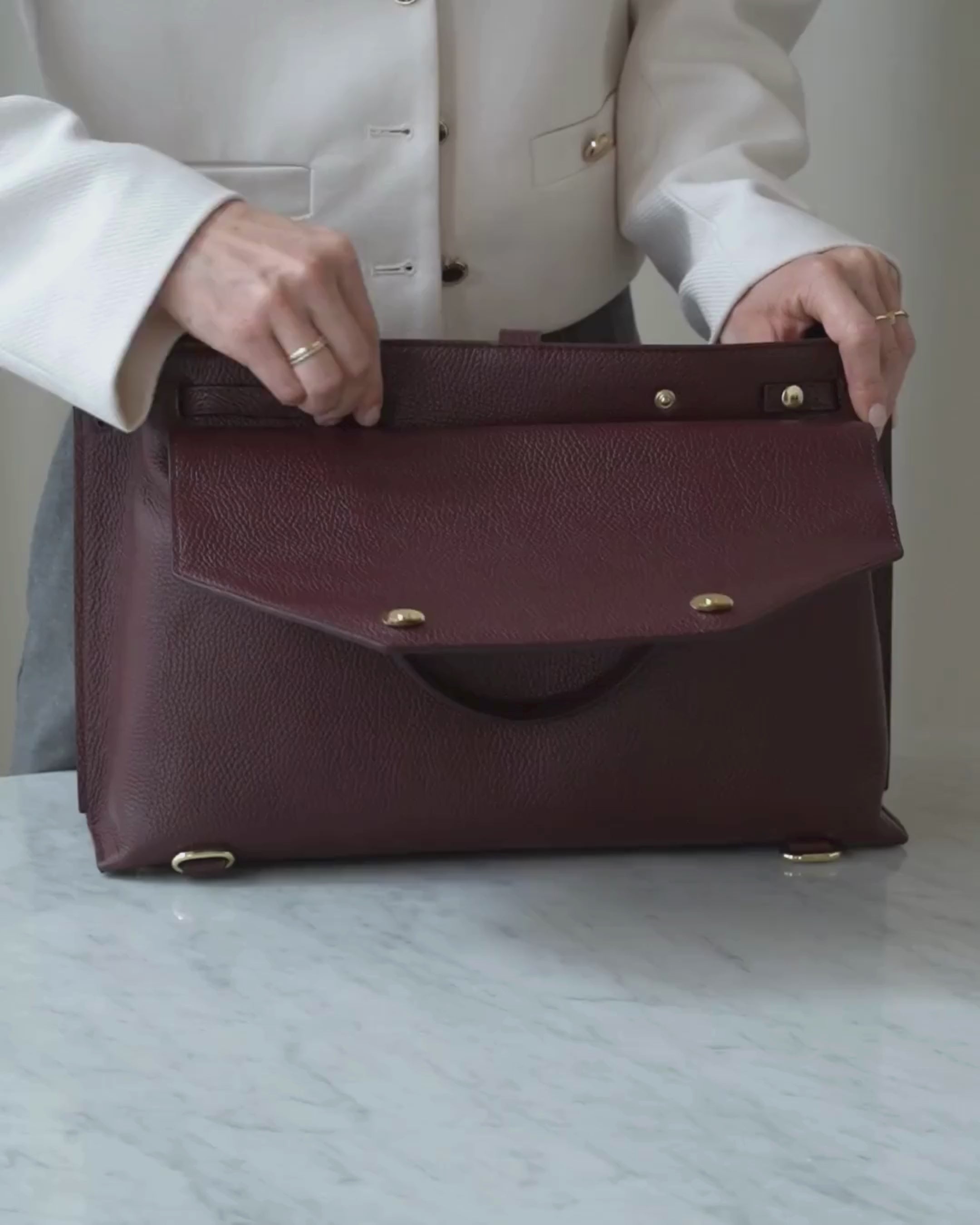ALEMI Zurich | VIADUKT DAY | Laptop Bag | Maroon Red | Soft Grain Leather | Video packing