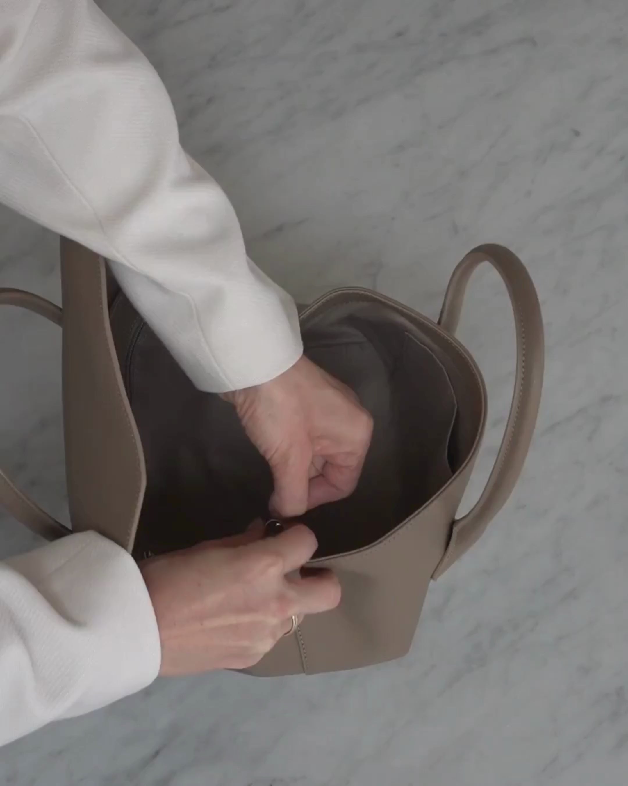 ALEMI Zurich | IDA SMALL | Small Bag | Greige | Pebbled Leather | Video