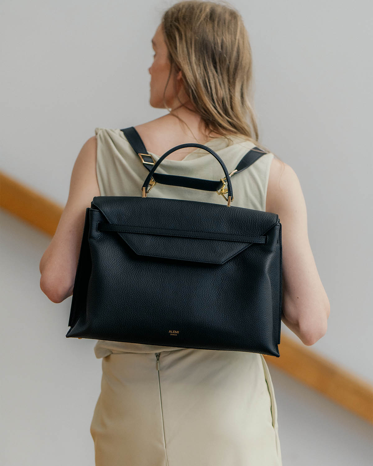 ALEMI Zurich | Viadukt Work | Laptop Bag | Landingpage Banner Woman wearing bag as backpack