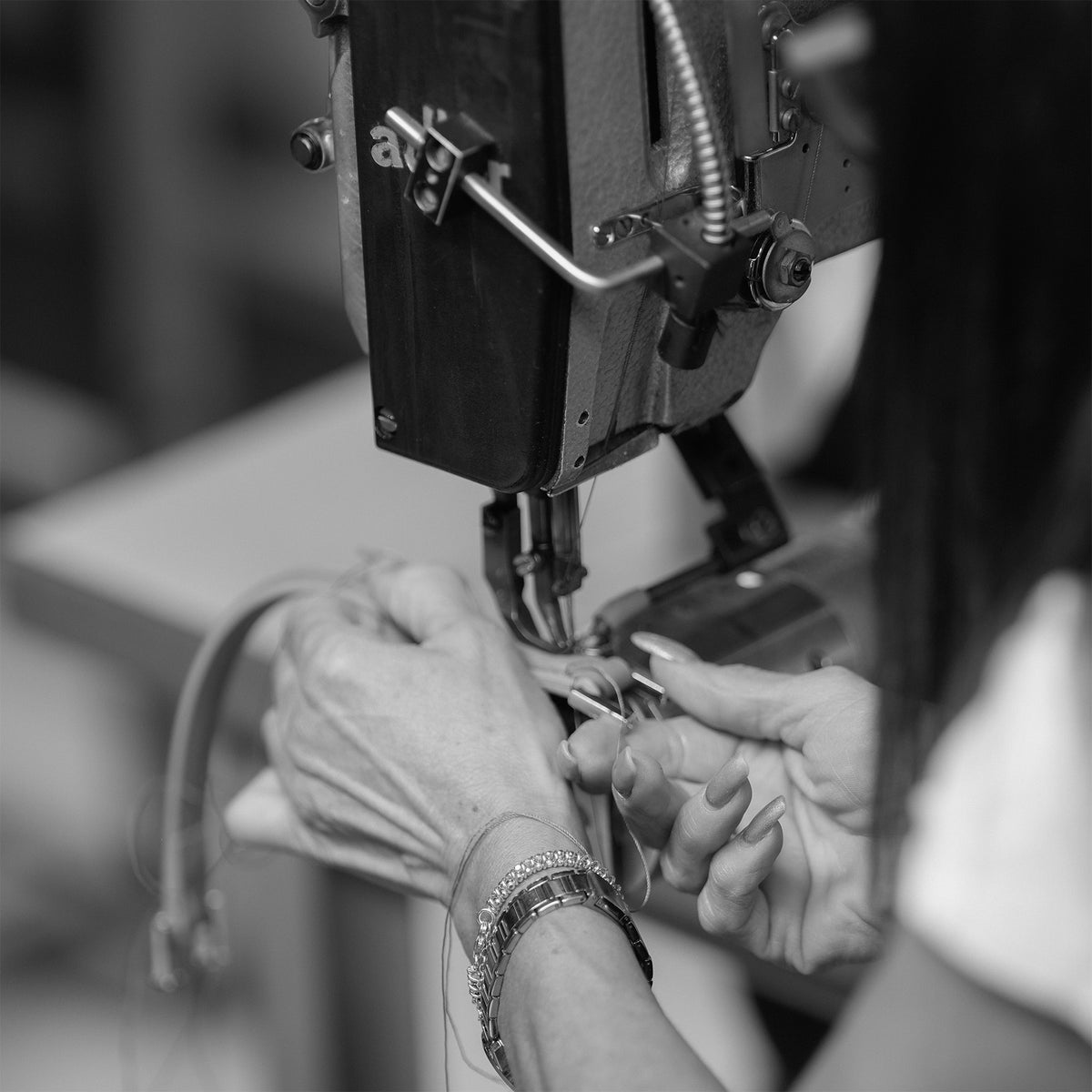 ALEMI Zurich | CENTRAL | Craftsmanship | Stitching a leather handle on the sewing machine