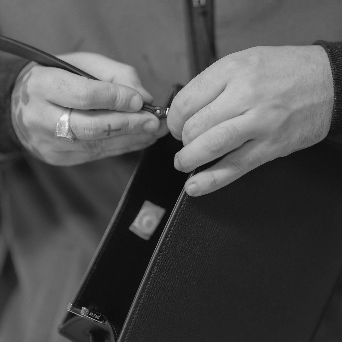 ALEMI Zurich | SEEFELD MINI | Craftsmanship | Attaching the strap by hand