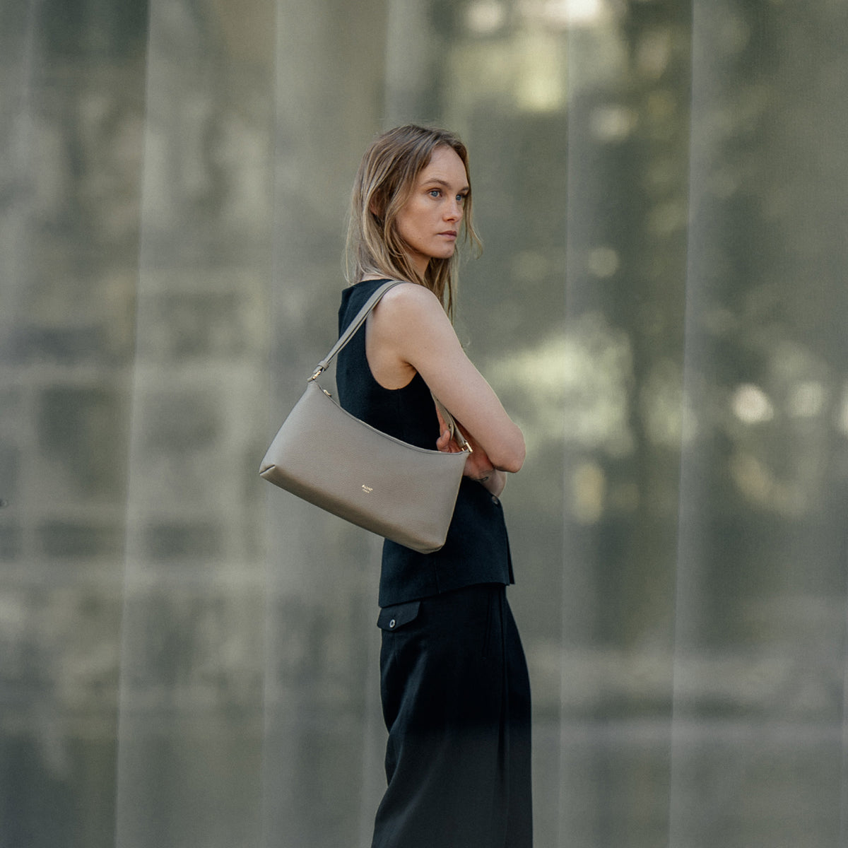 SMALL BAG. FULL PRESENCE.