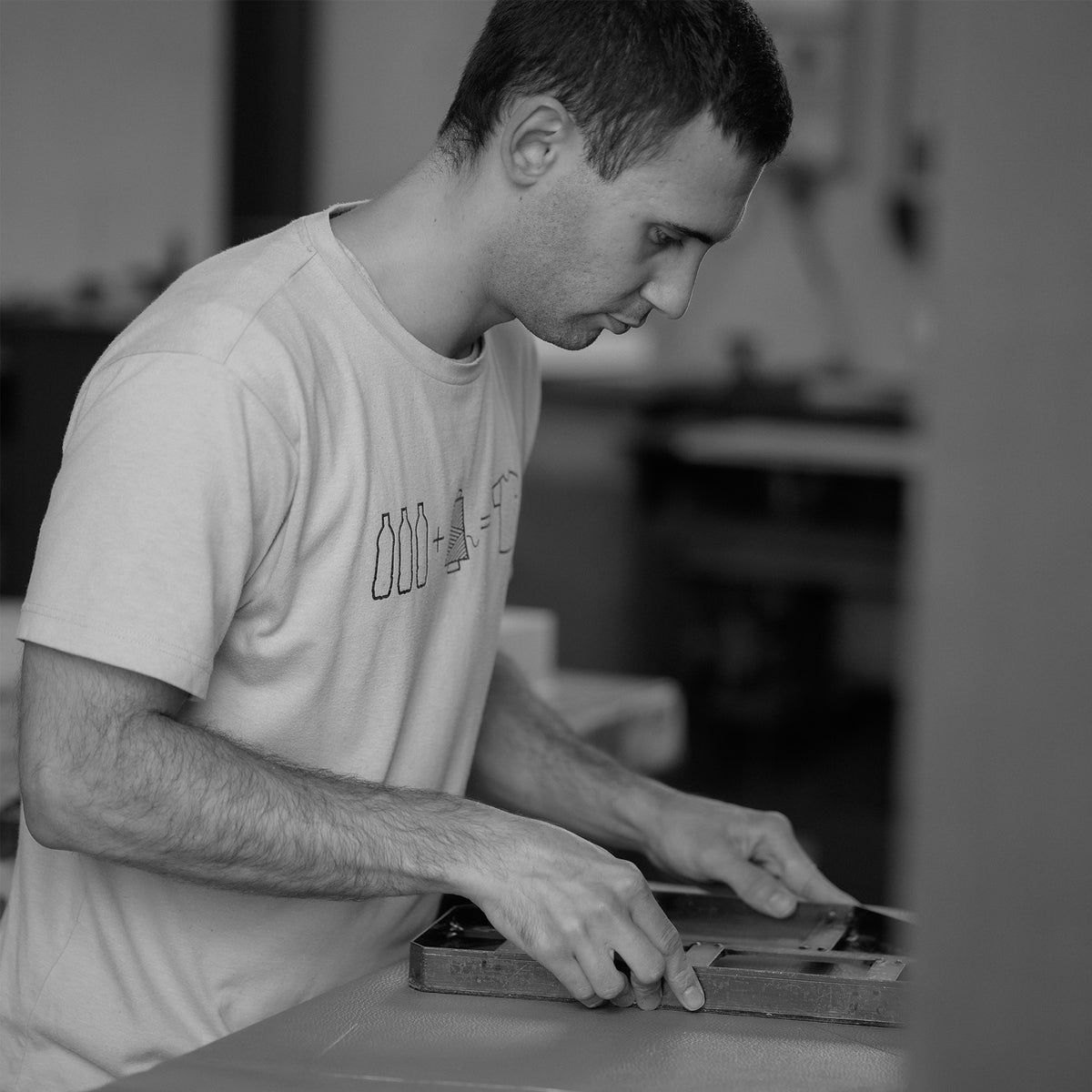 ALEMI Zurich | VIADUKT DAY | Craftsmanship | Craftsman cutting leather at the workbench