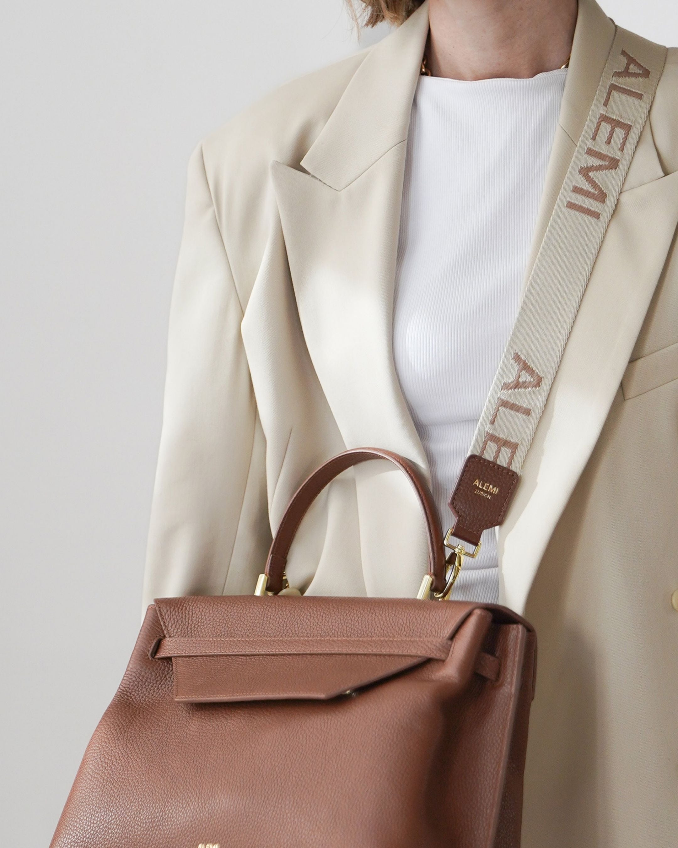 ALEMI Zurich | Adjustable Strap | Cognac | Soft Grain Leather | Model Crossbody on Viadukt Day Laptopbag